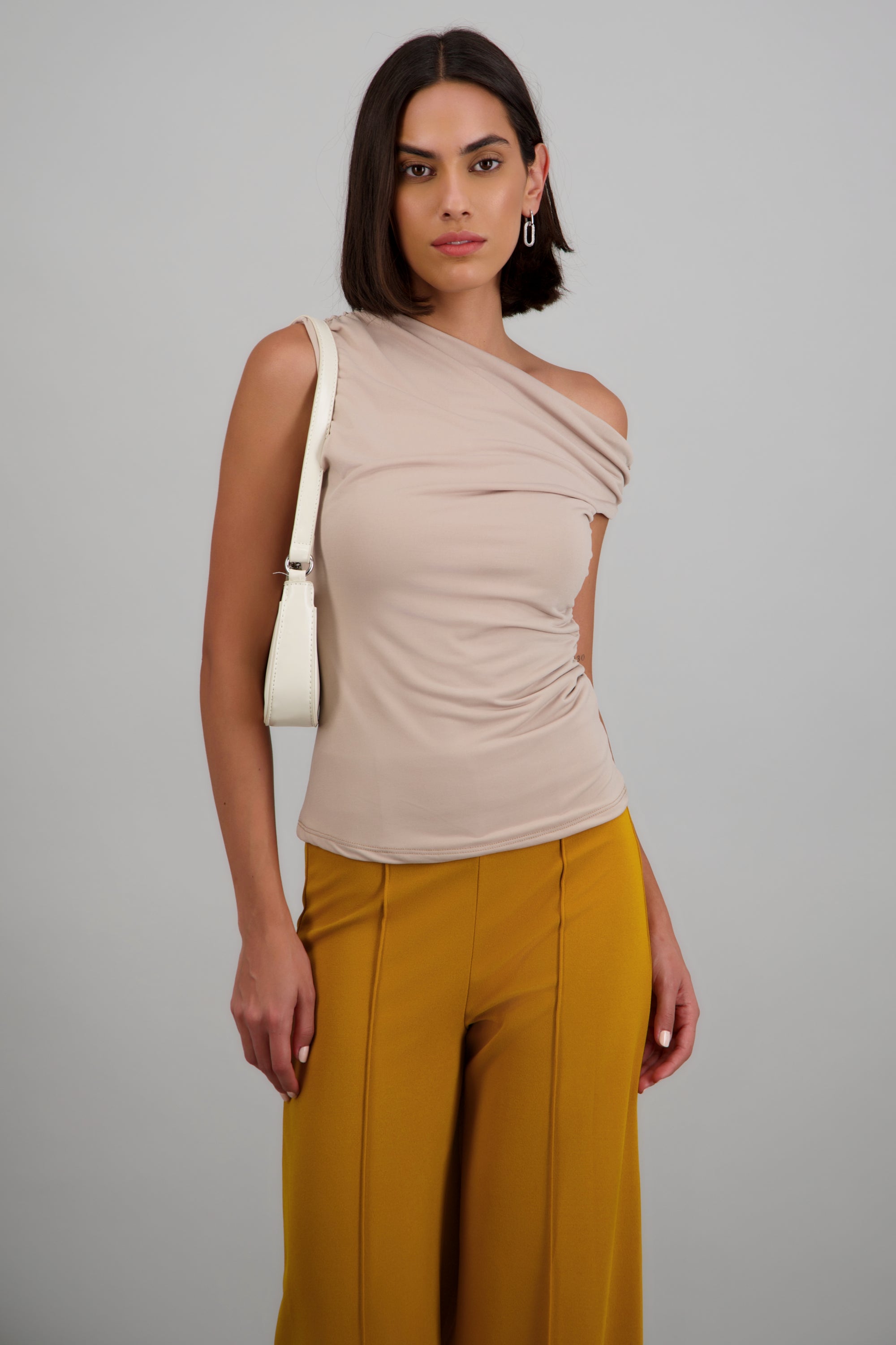 Top sin mangas detalle cuello cascada TAUPE