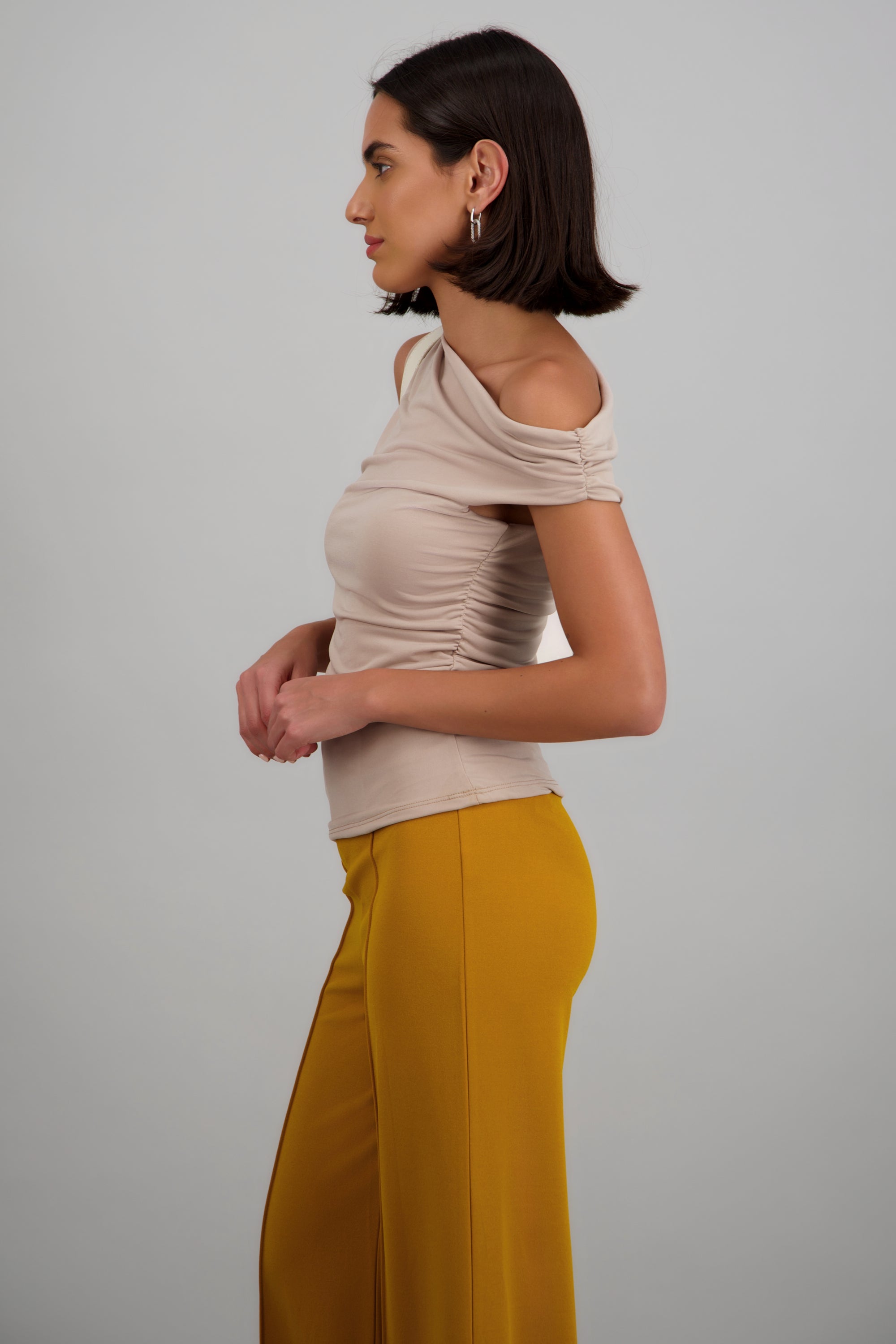 Top sin mangas detalle cuello cascada TAUPE