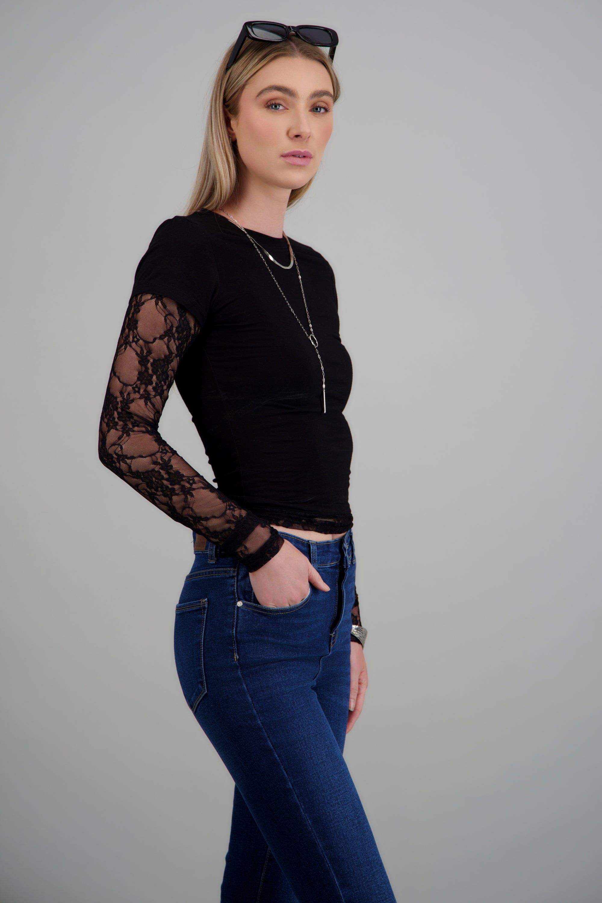 Top liso contraste mangas de encaje NEGRO