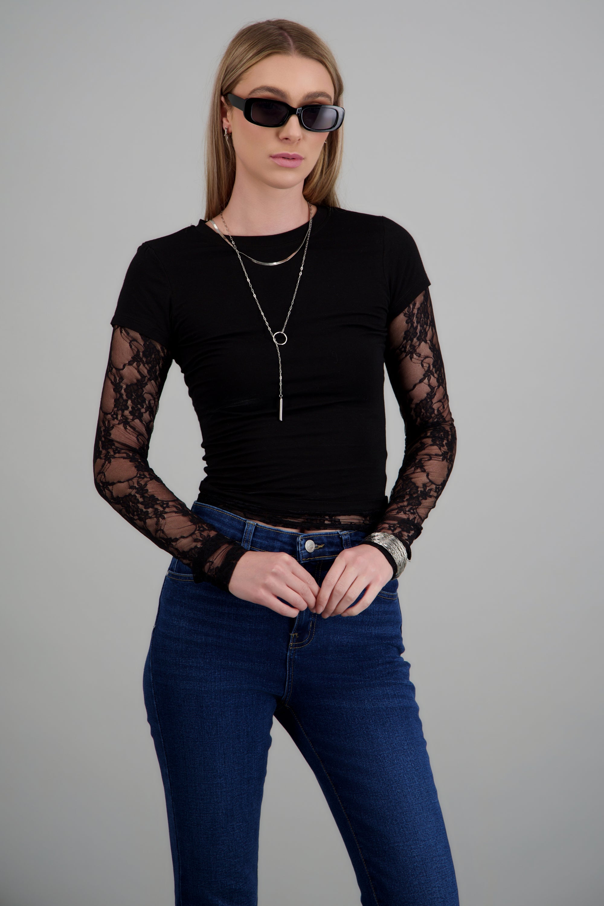 Top liso contraste mangas de encaje NEGRO