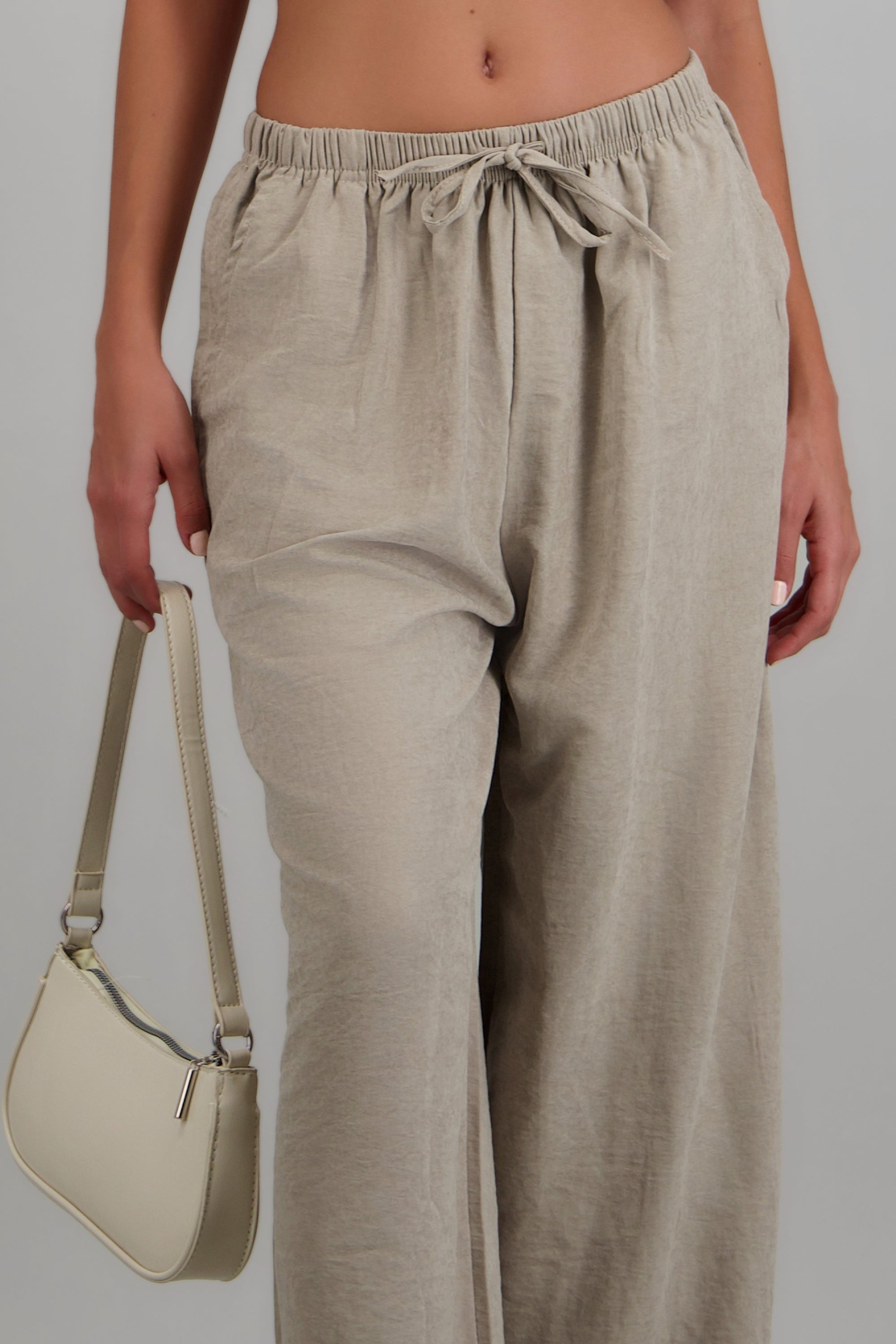 Pantolón liso bolsas BEIGE