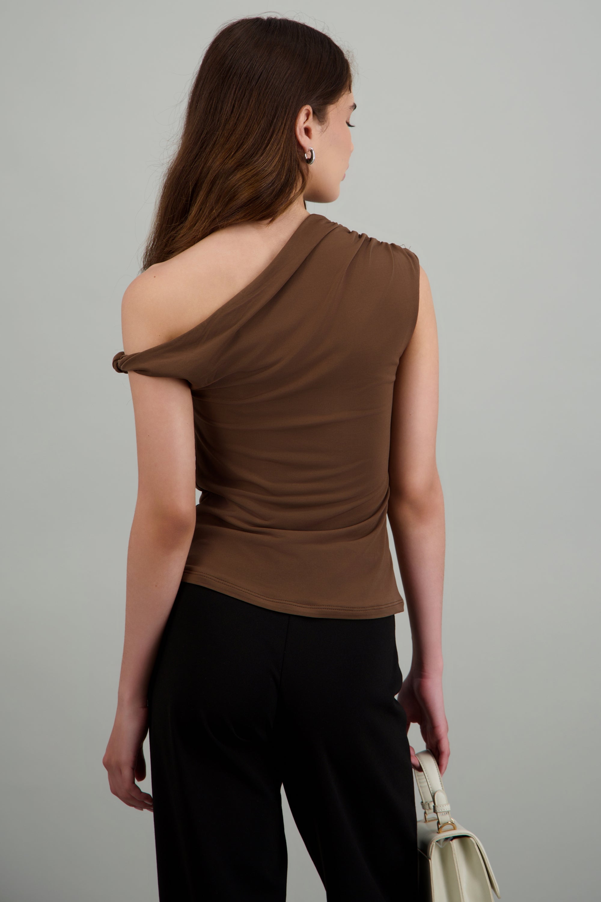 Top detalle cuello cascada CHOCOLATE