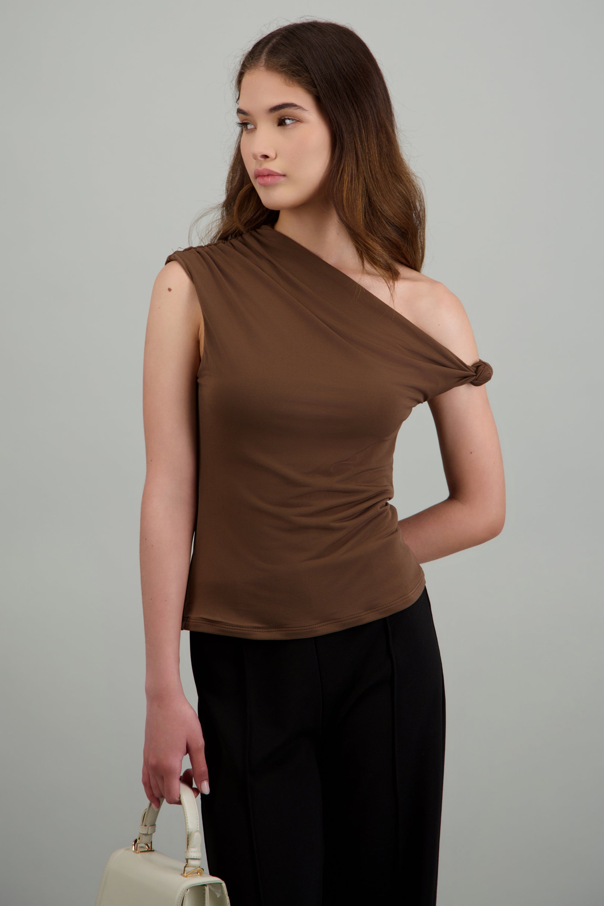 Top detalle cuello cascada CHOCOLATE