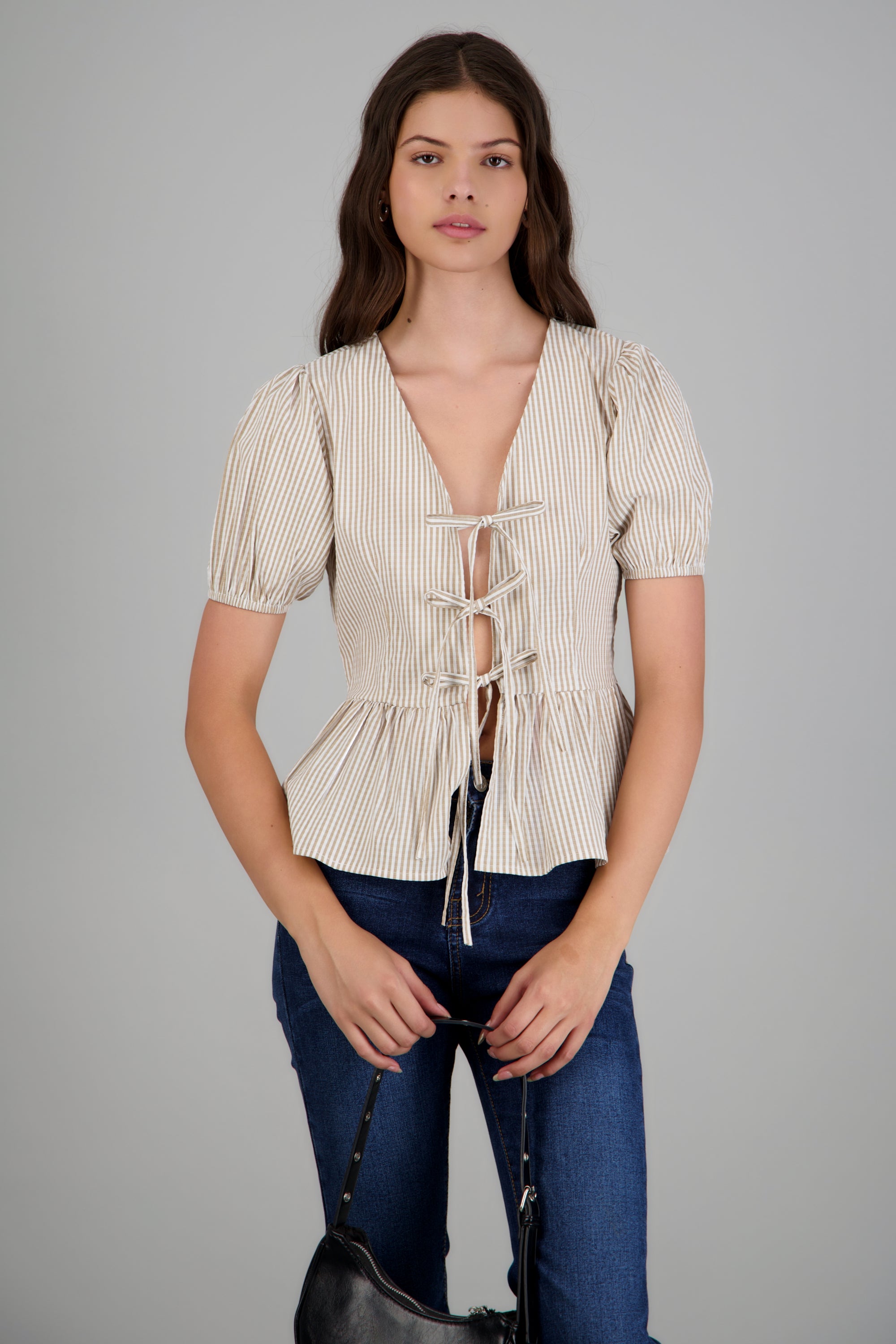 Blusa manga corta detalle moños BEIGE