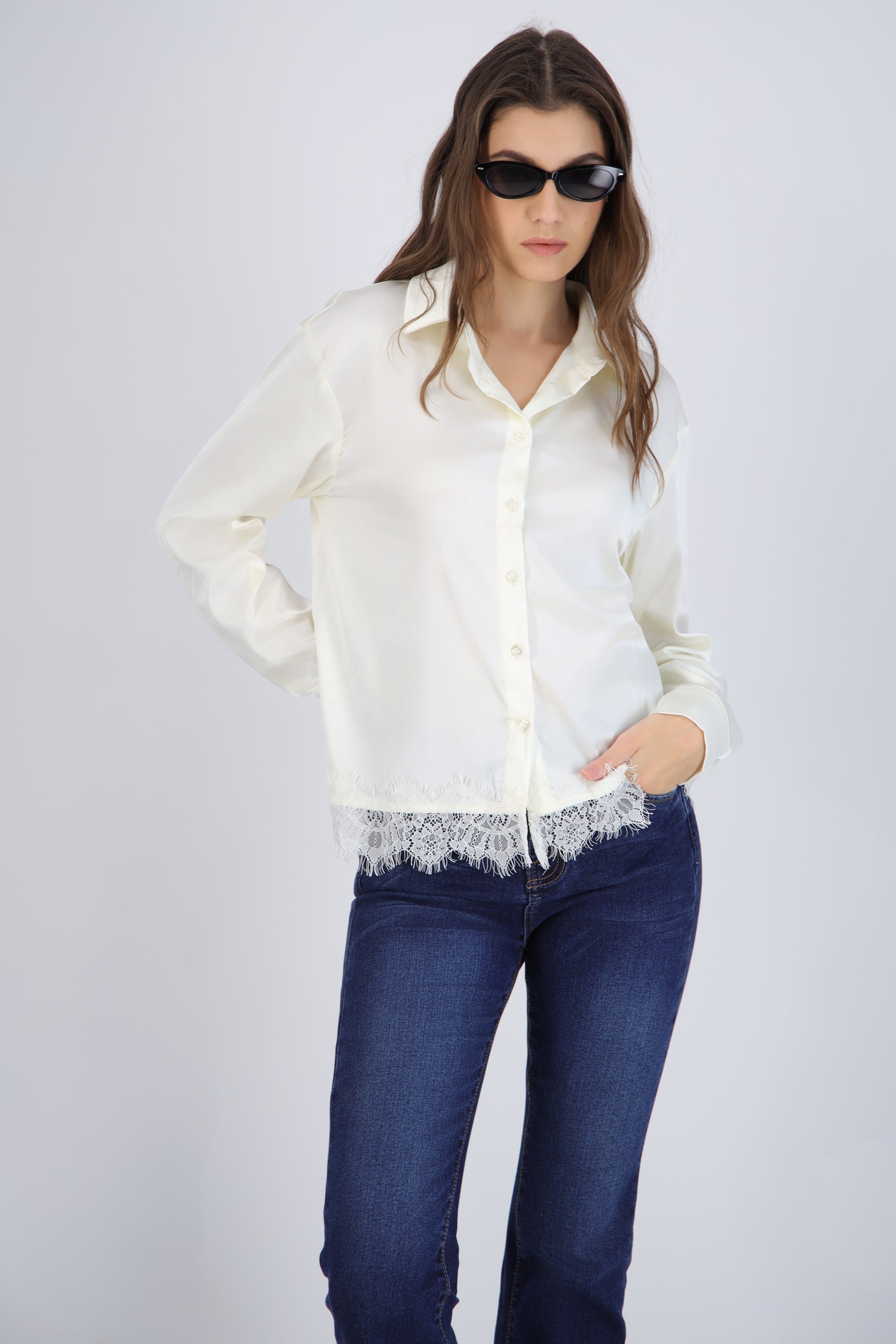 Camisa satinada con terminado encaje