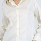 Camisa satinada con terminado encaje