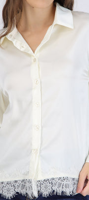 Camisa satinada con terminado encaje
