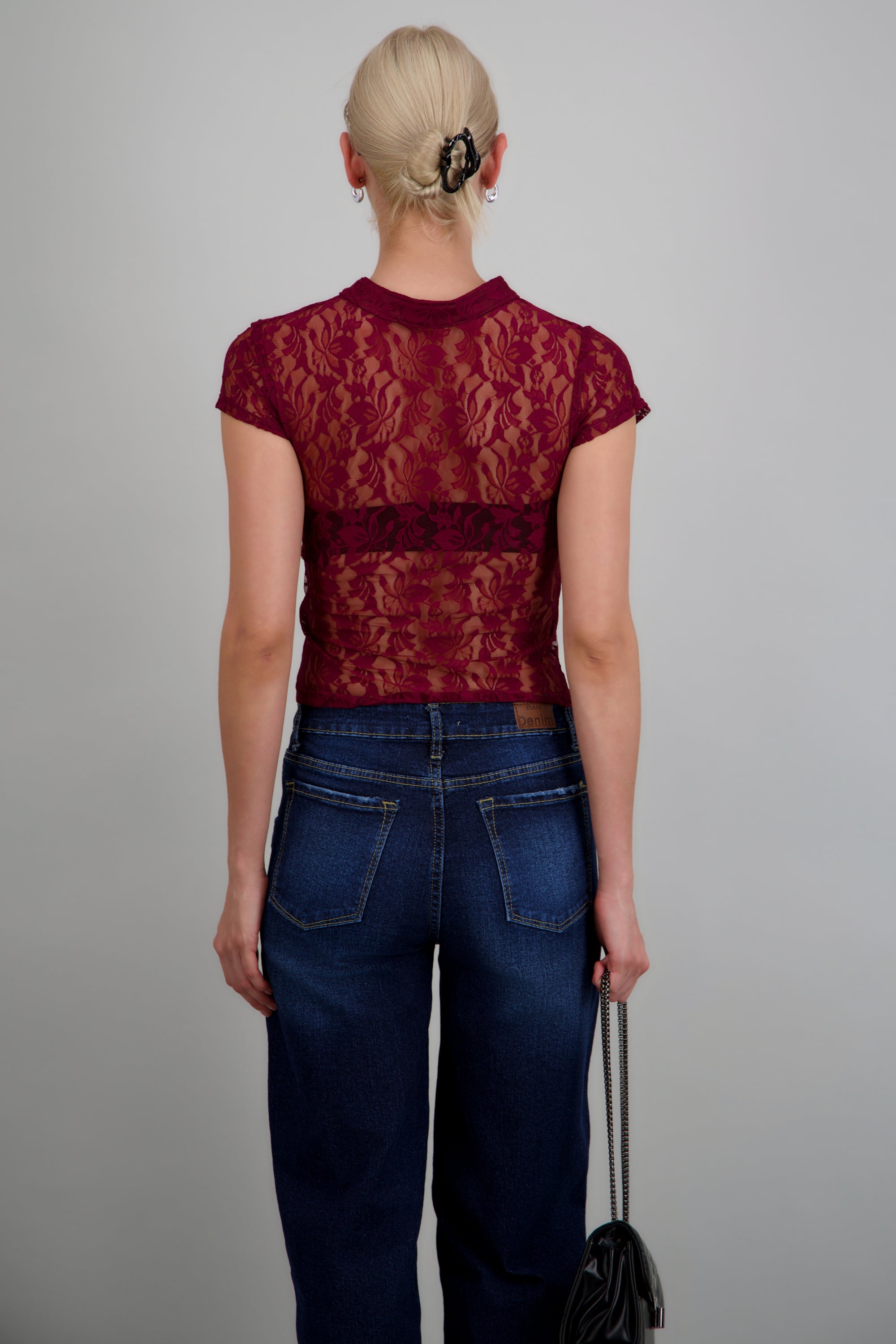 Top cuello mao detalle encaje VINO