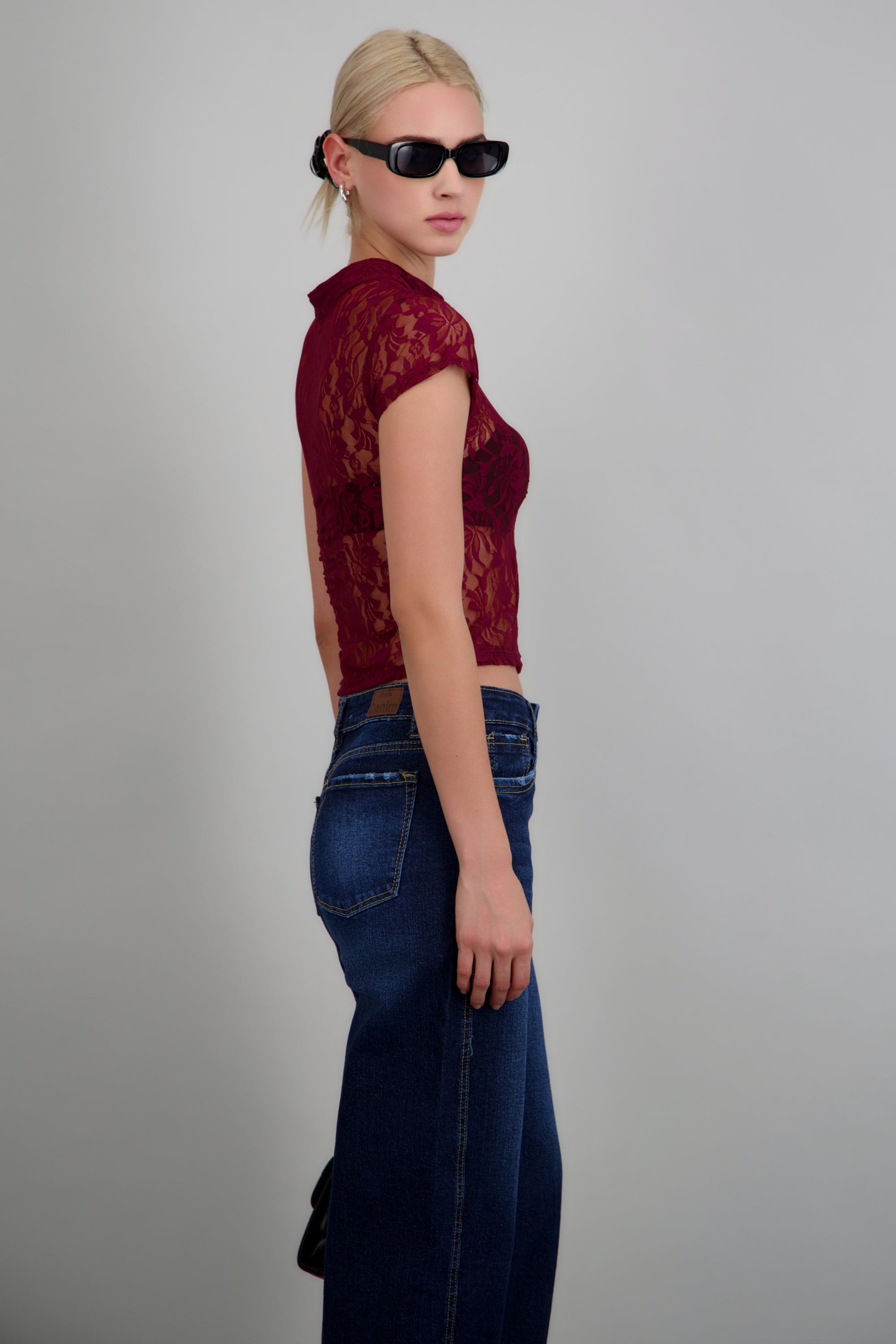 Top cuello mao detalle encaje VINO