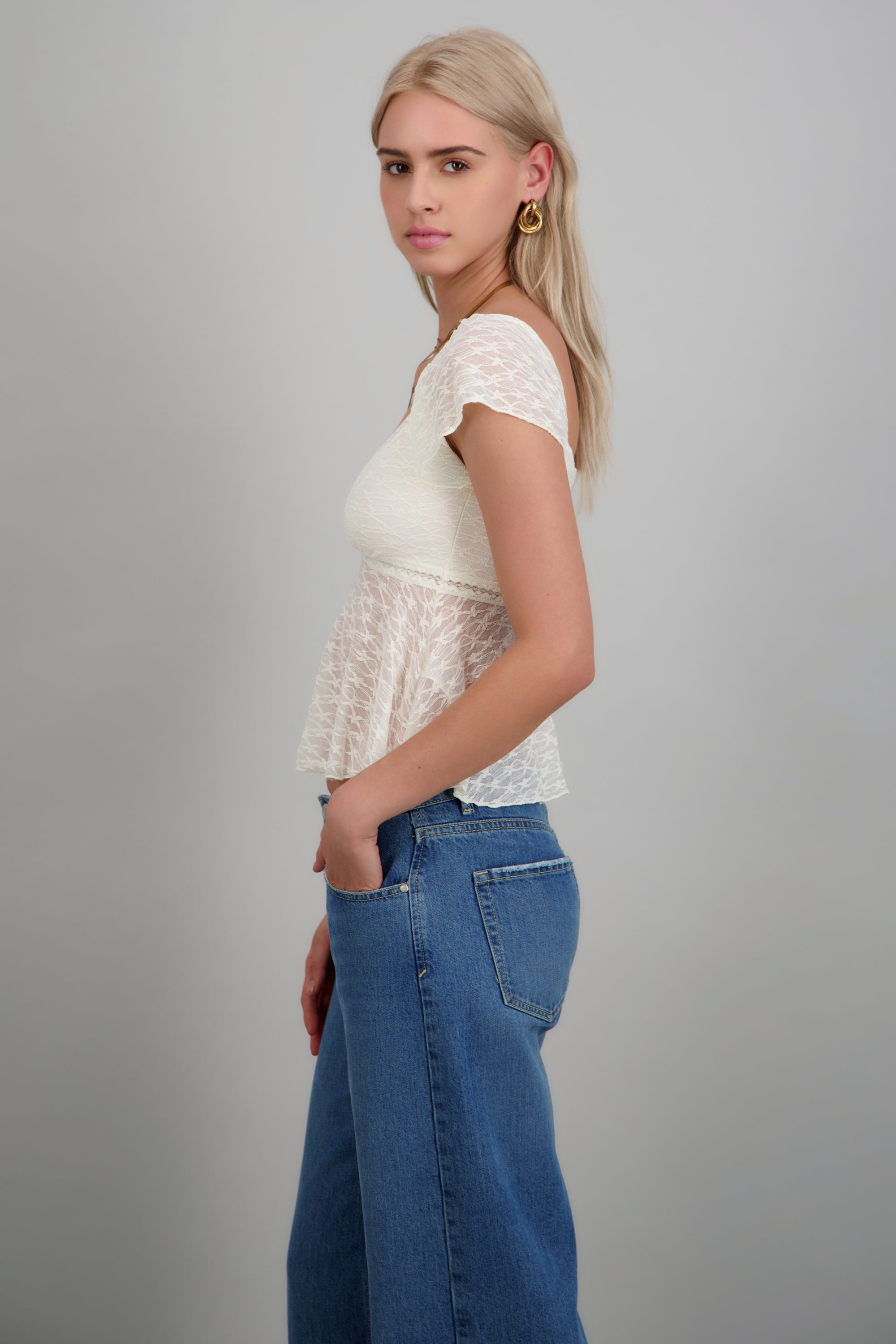 Blusa manga corta detalle escote CREMA
