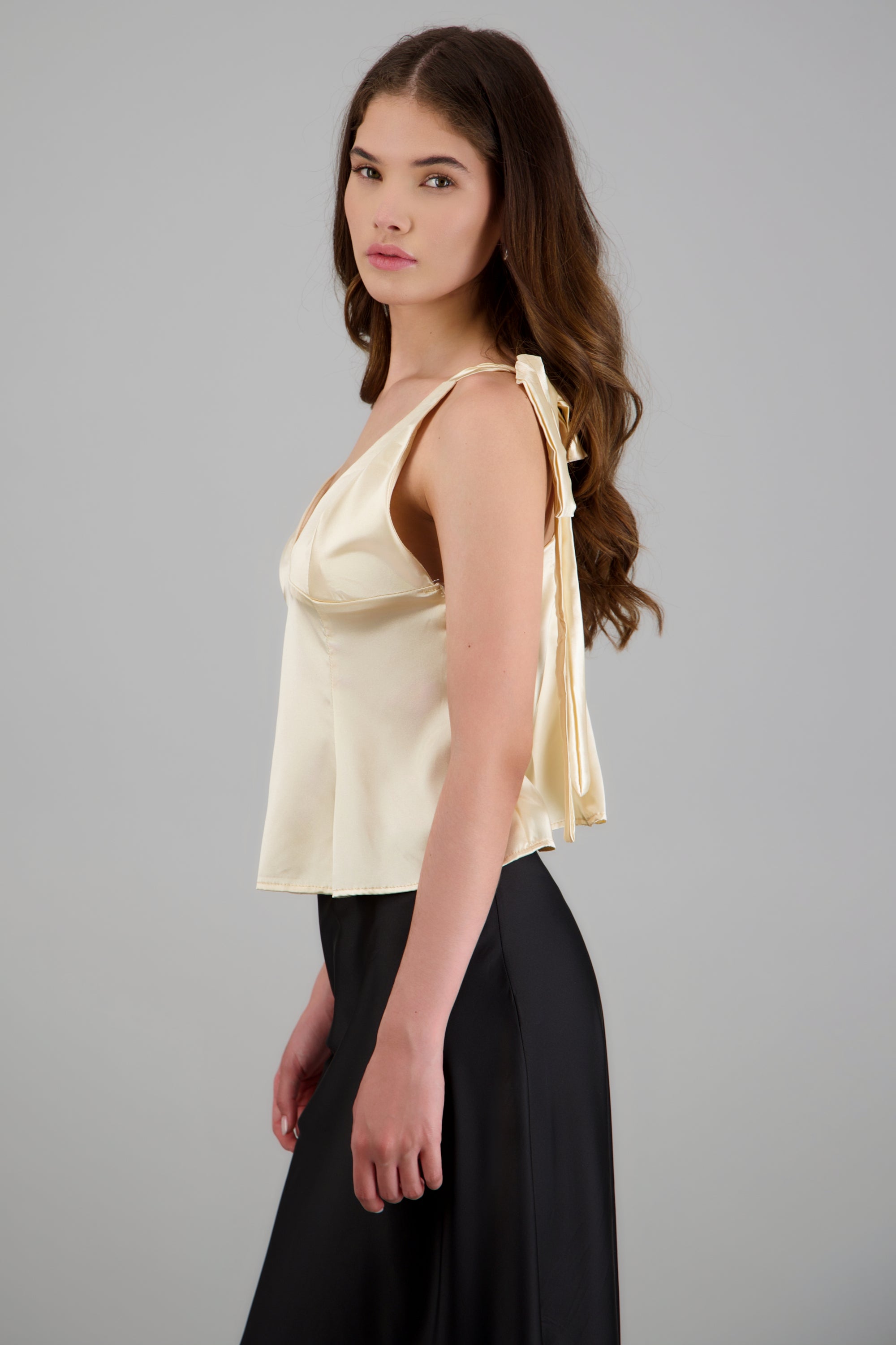 Top sin mangas satin detalle lazos en tirantes CREMA