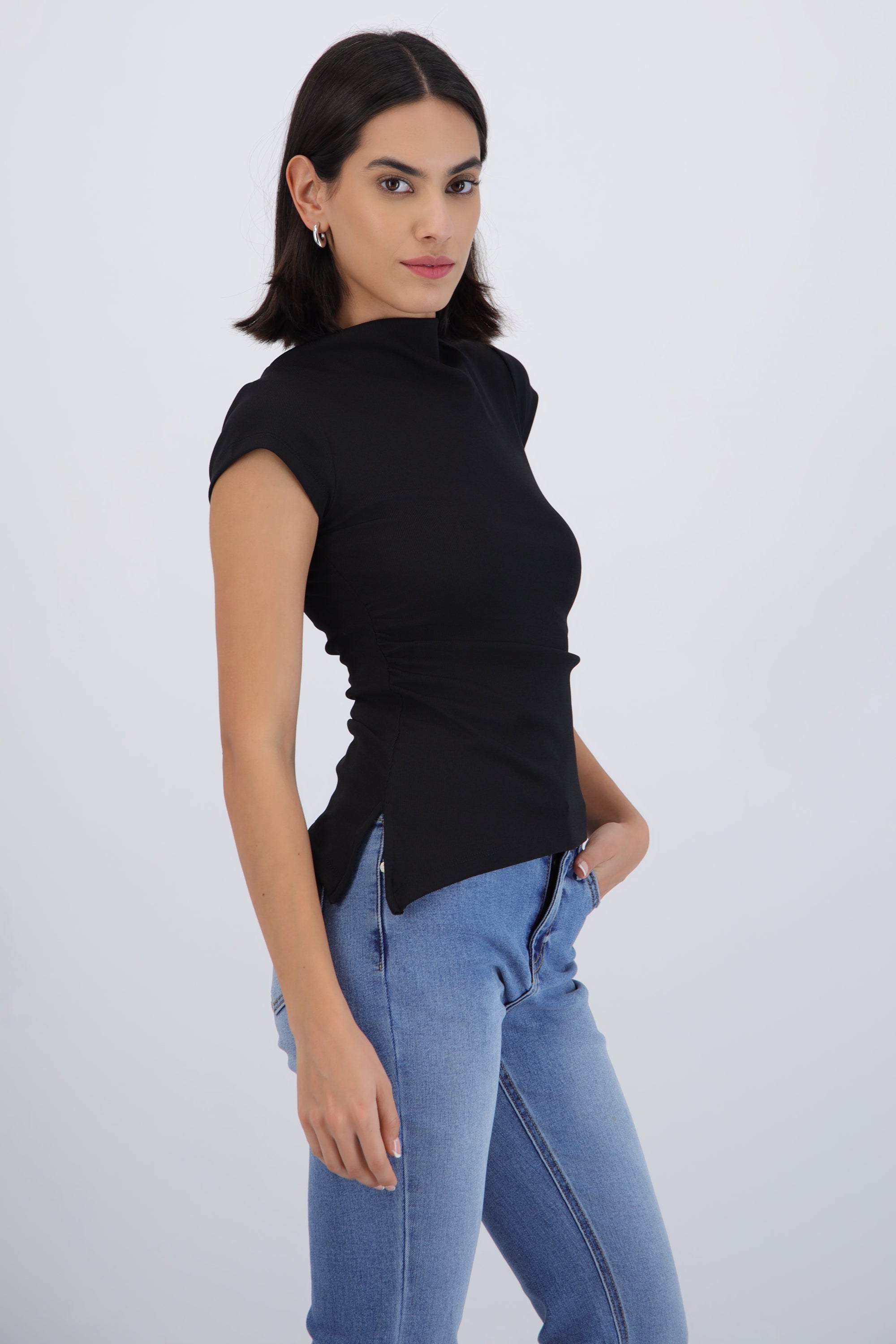 Top manga corta escote redondo asimetrico NEGRO