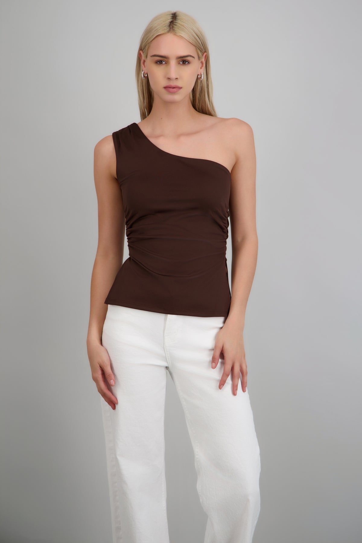 Top off shoulder plisado con aberturas CHOCOLATE