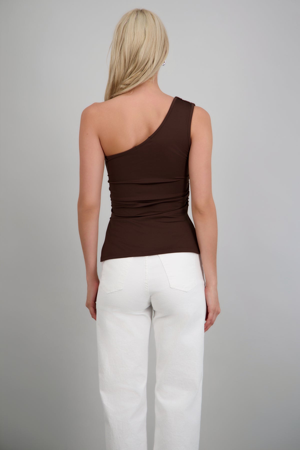 Top off shoulder plisado con aberturas CHOCOLATE