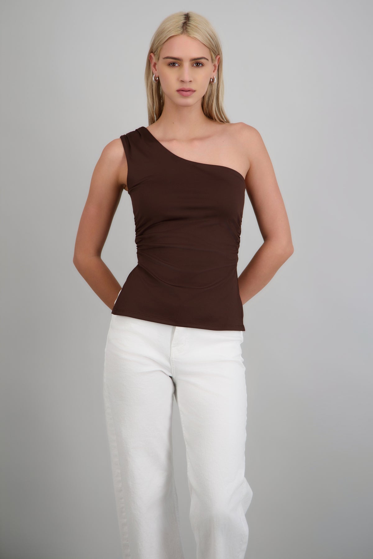 Top off shoulder plisado con aberturas CHOCOLATE