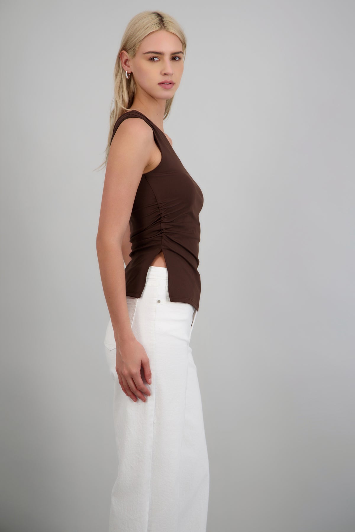 Top off shoulder plisado con aberturas CHOCOLATE