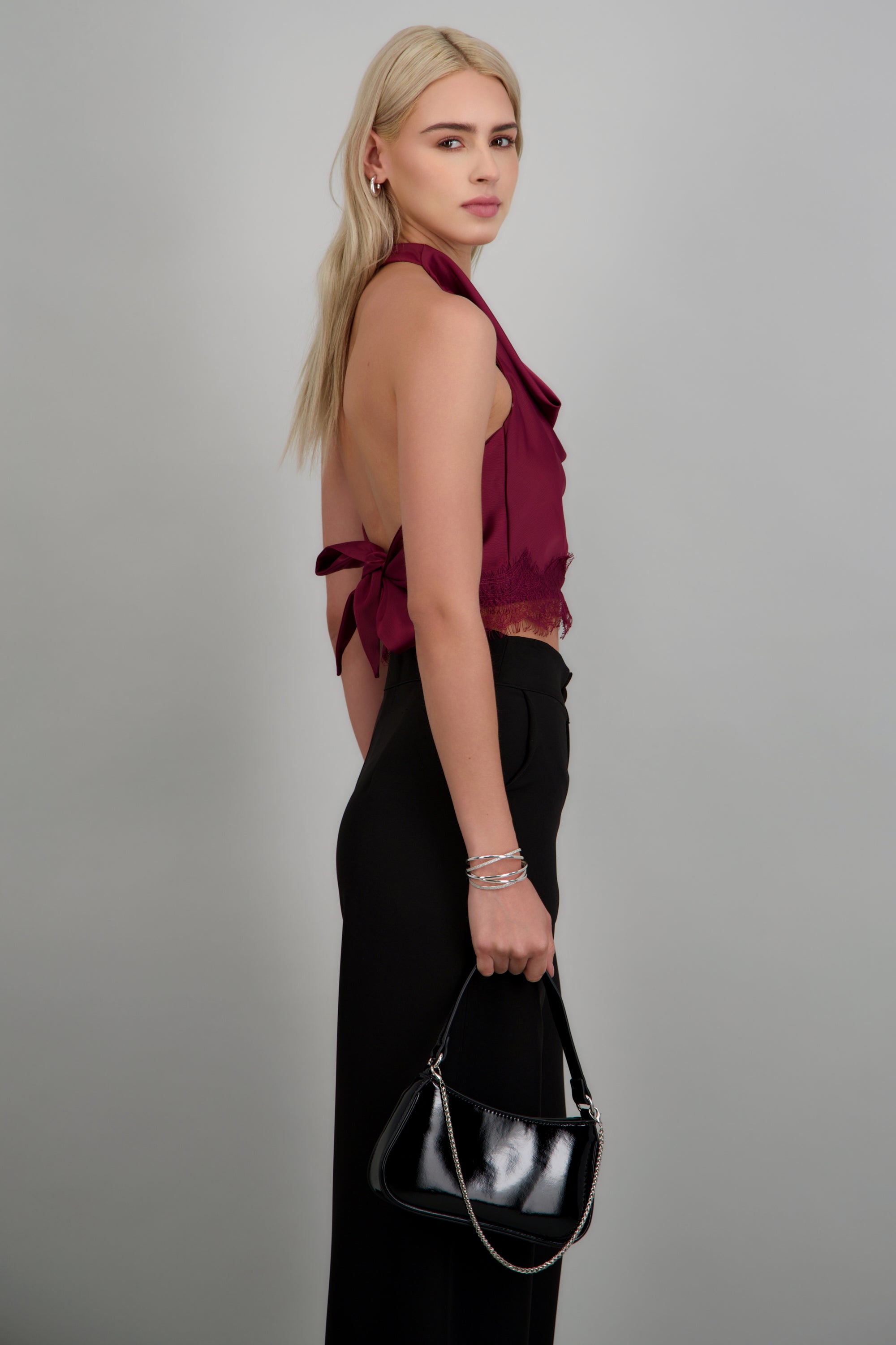 Top escote cascada halter con encaje VINO