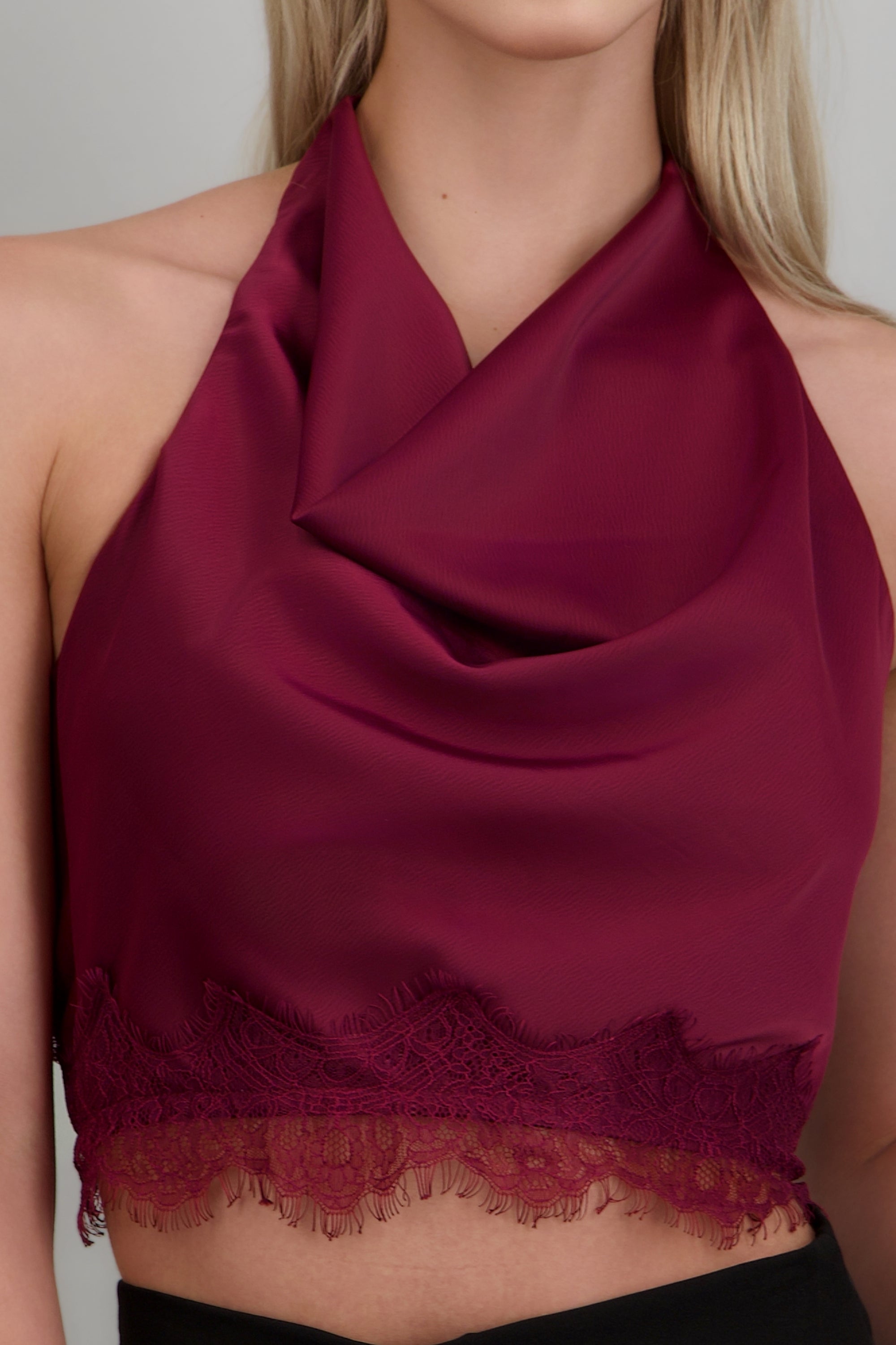 Top escote cascada halter con encaje VINO