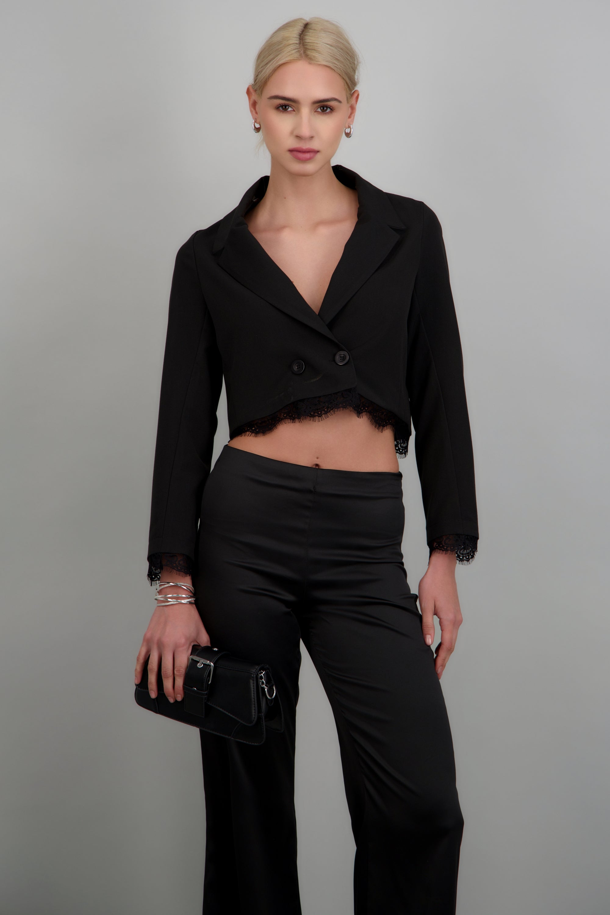 Blazer crop detalle encaje NEGRO