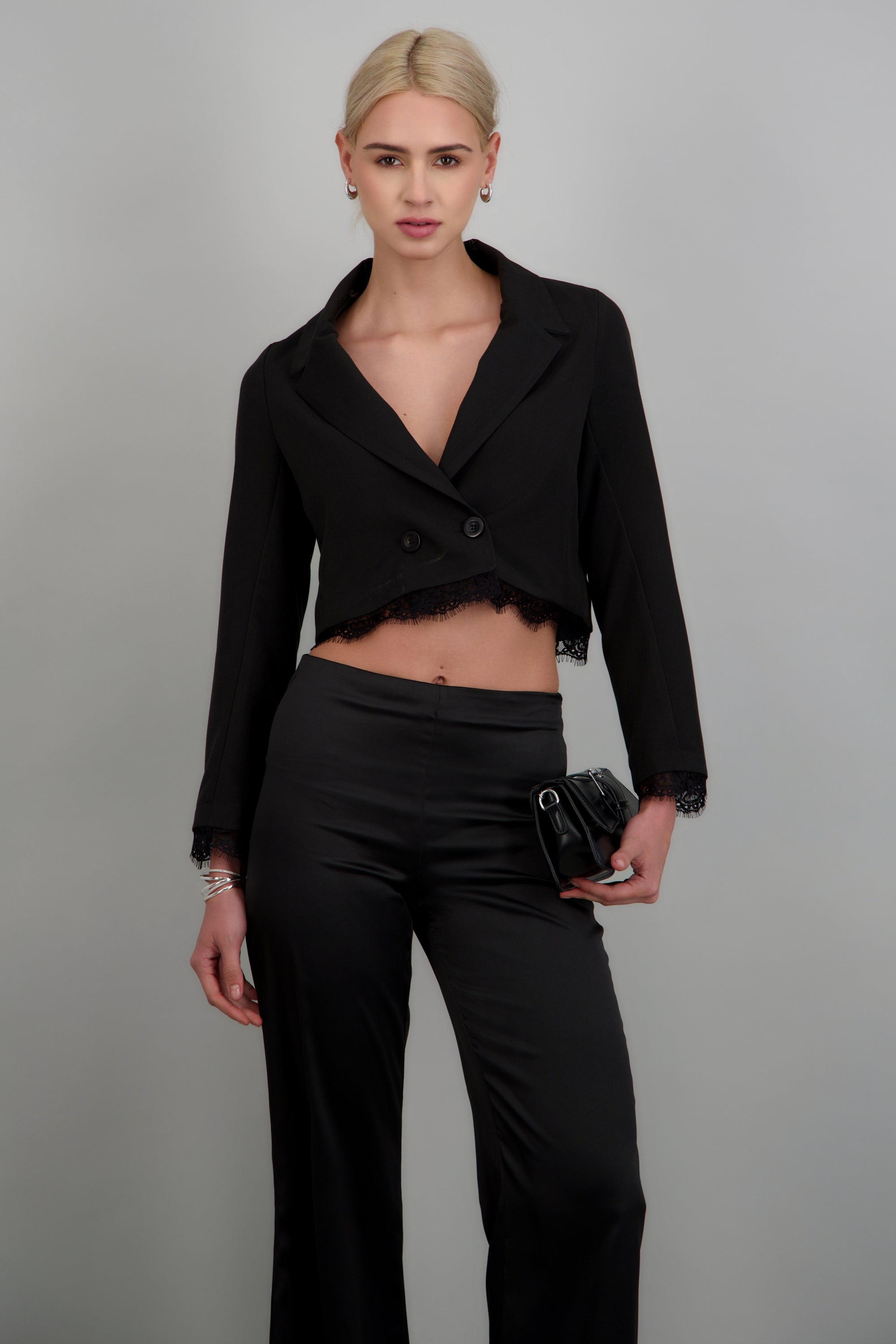Blazer crop detalle encaje NEGRO
