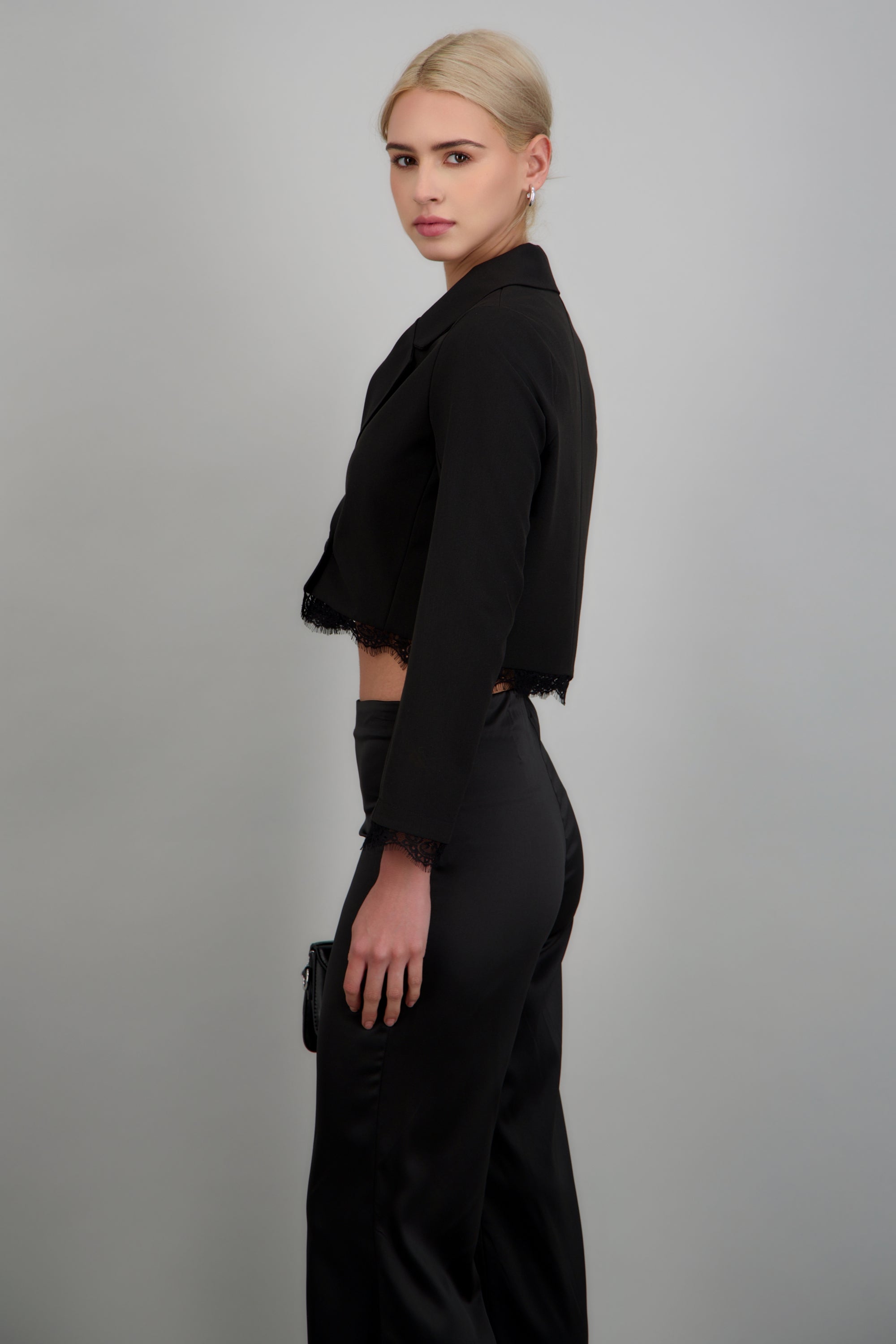 Blazer crop detalle encaje NEGRO