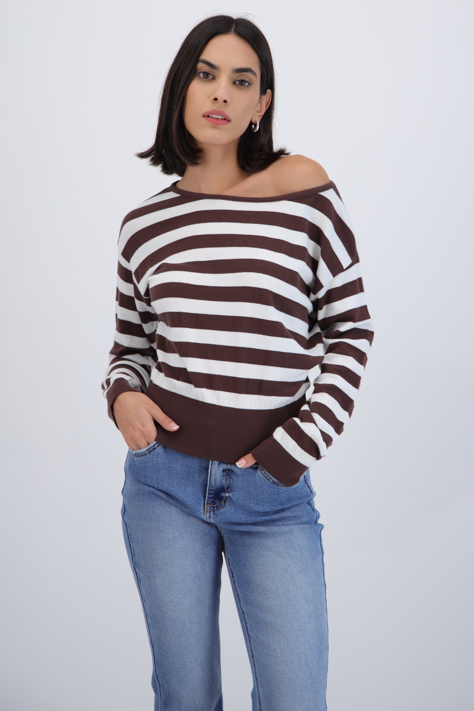 Suéter ligero rayas off shoulder CAFE COMBO