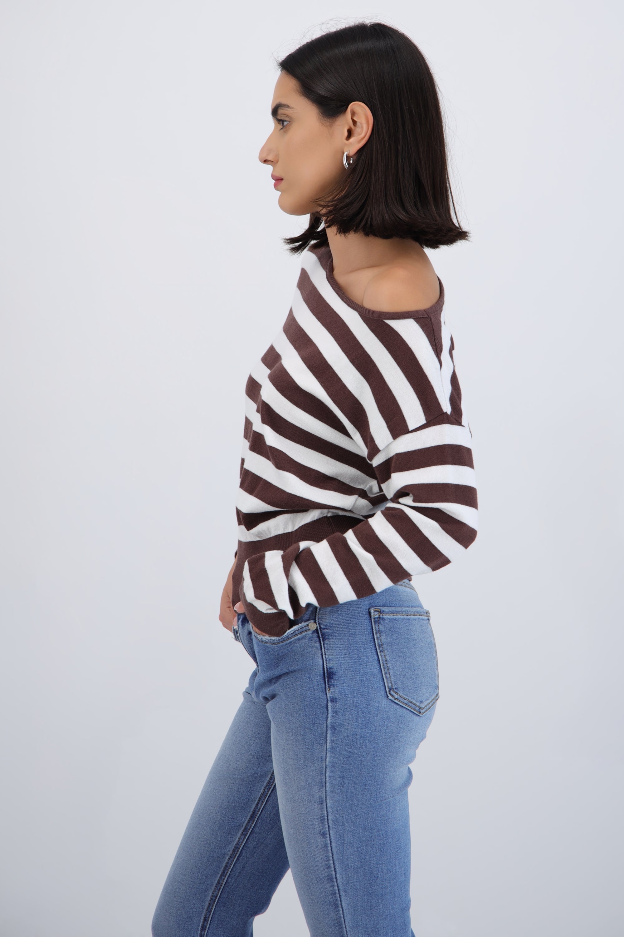 Suéter ligero rayas off shoulder CAFE COMBO