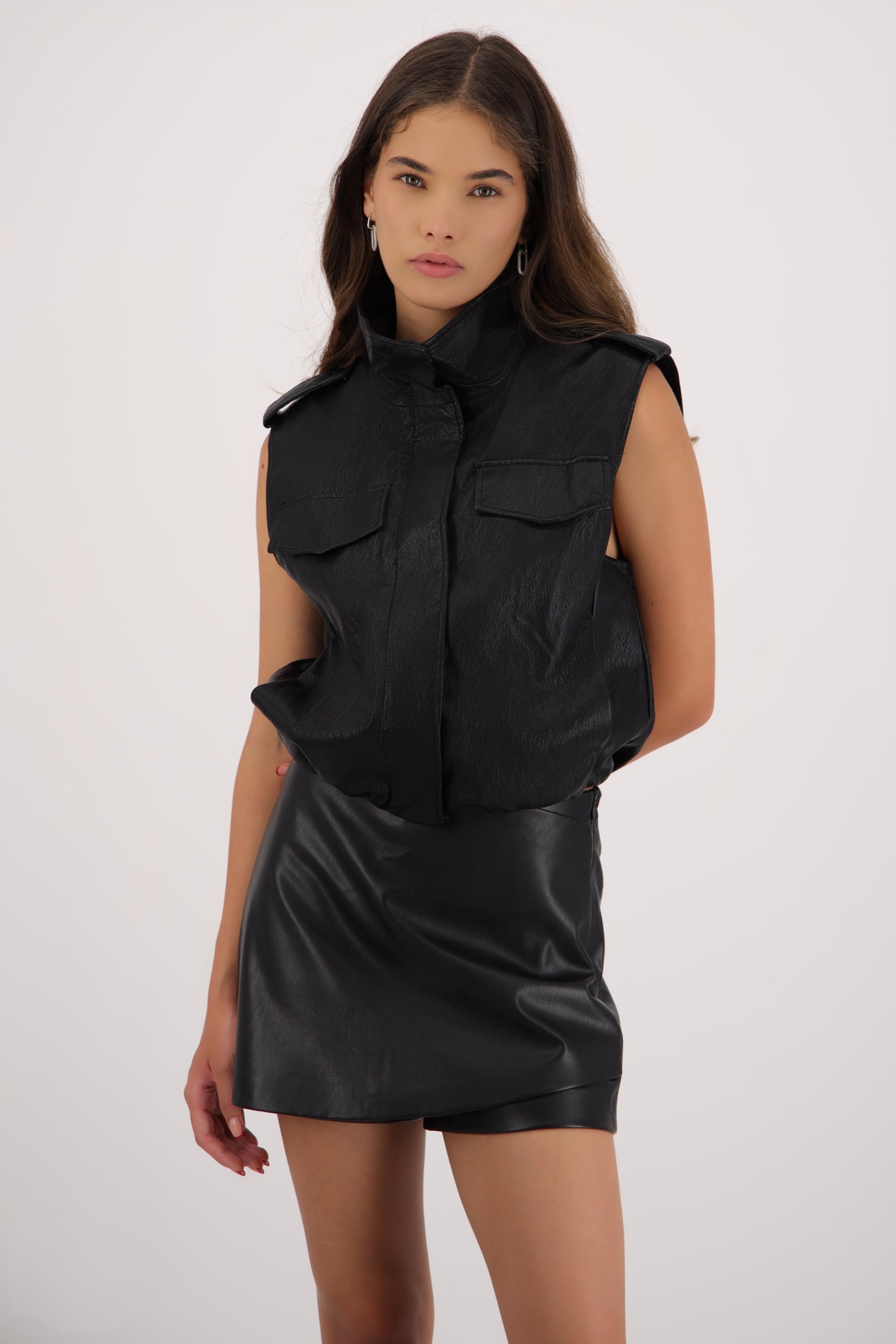 Chaleco PU con bolsas NEGRO