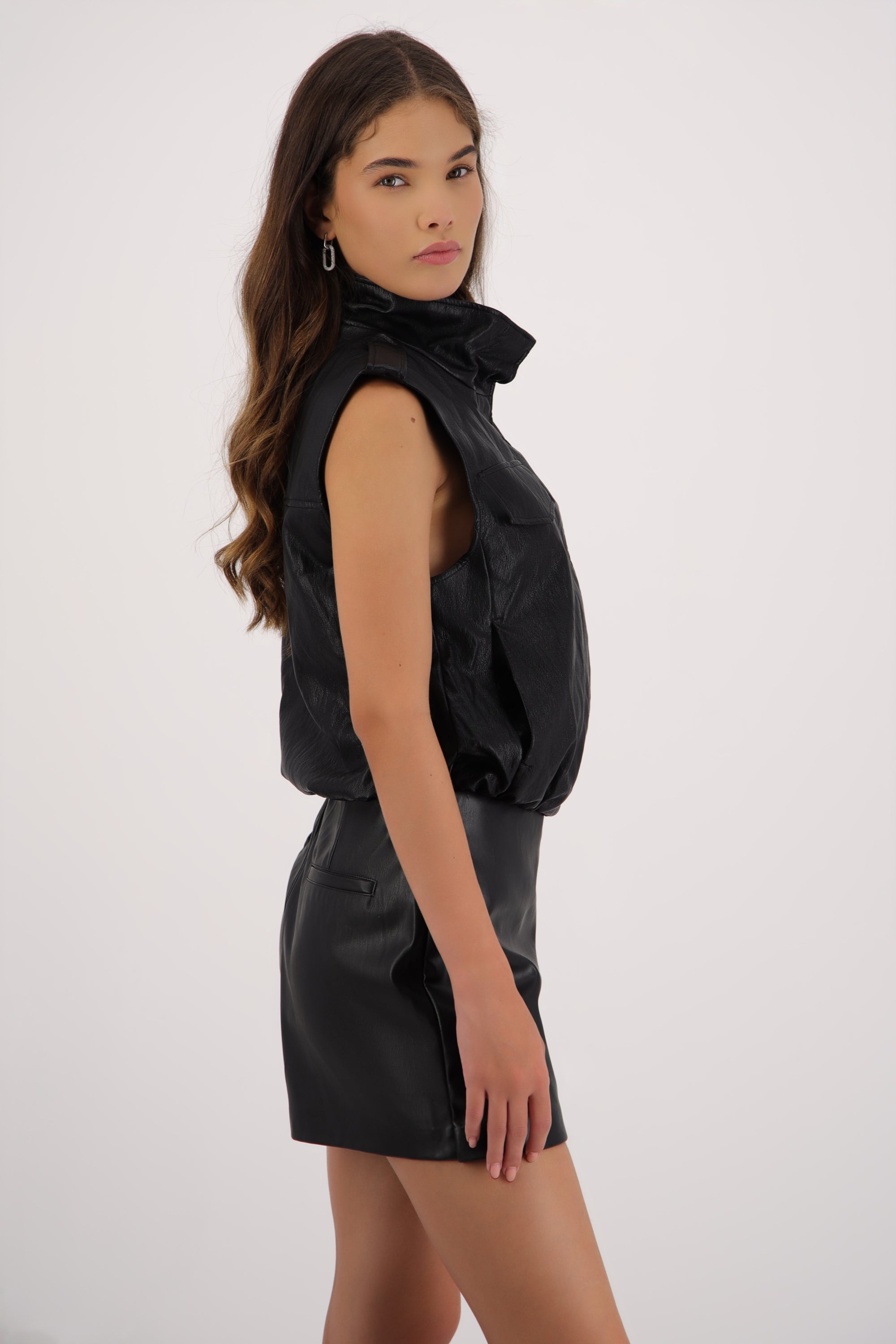Chaleco PU con bolsas NEGRO
