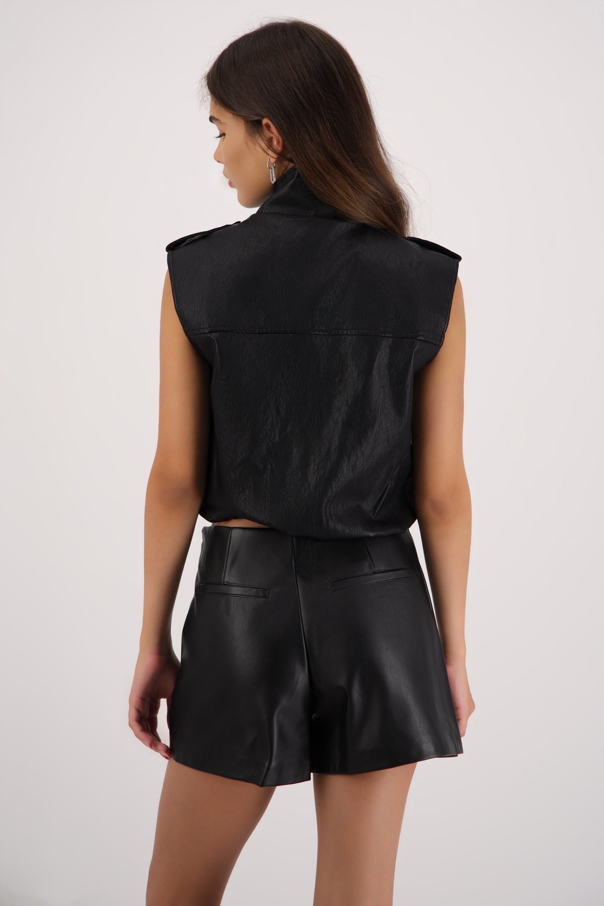 Chaleco PU con bolsas NEGRO
