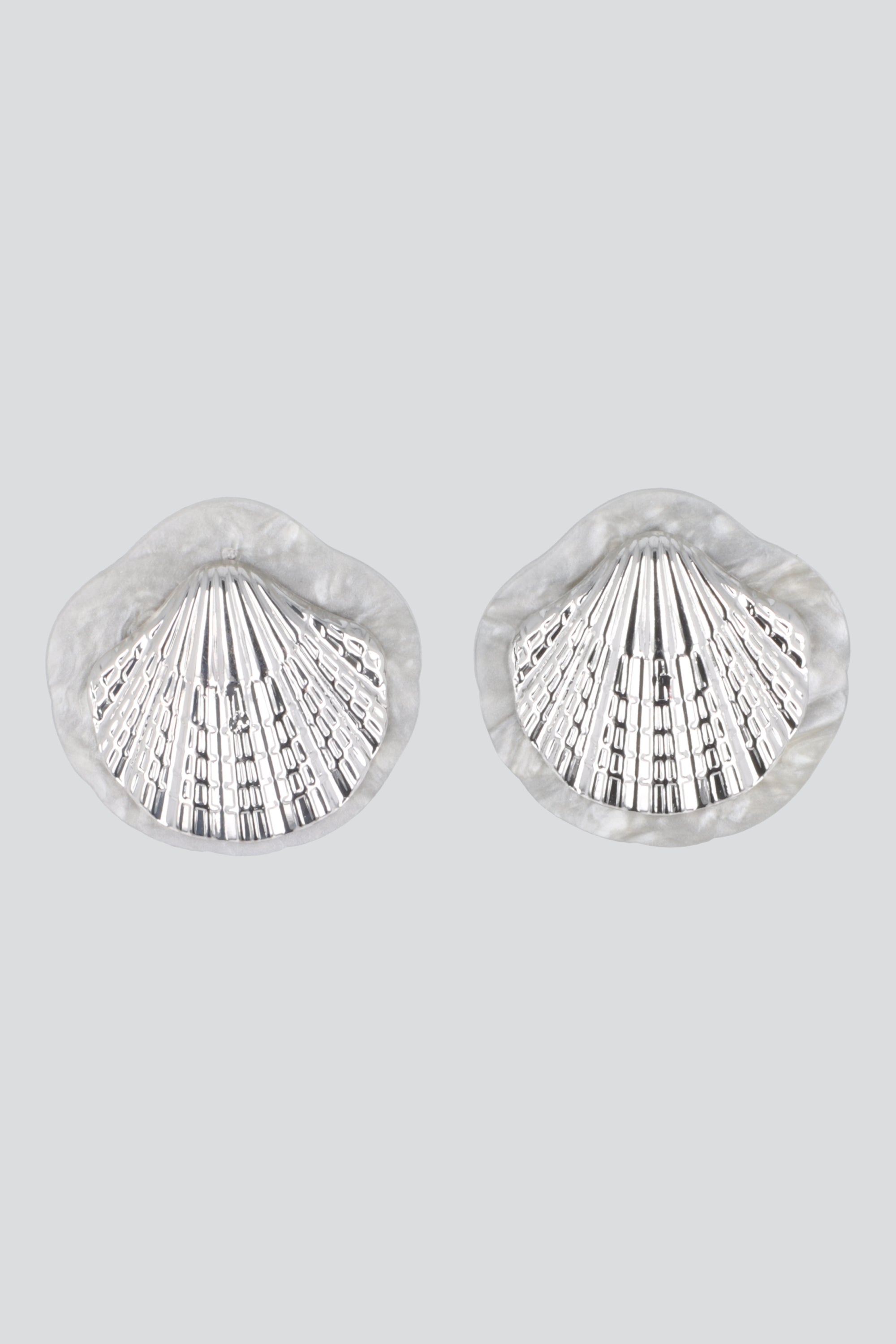 ARETES CONCHA ORILLA CAREY GRIS