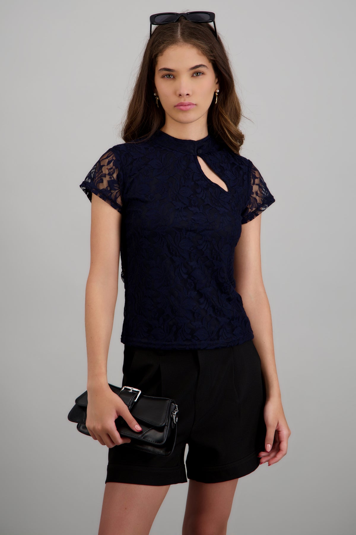 Top manga corta qipao detalle encaje MARINO