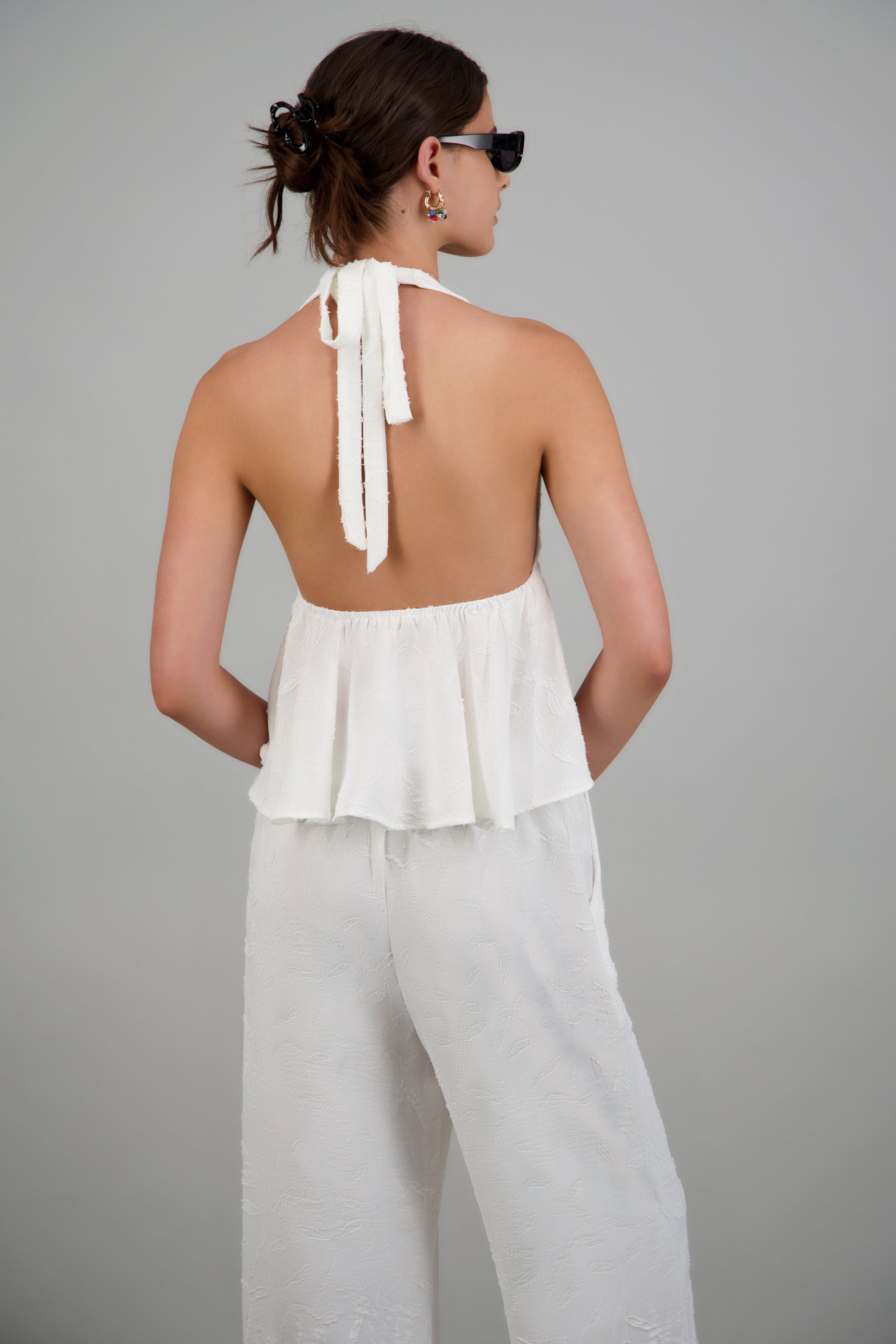 Top halter detalle abertura textura HUESO