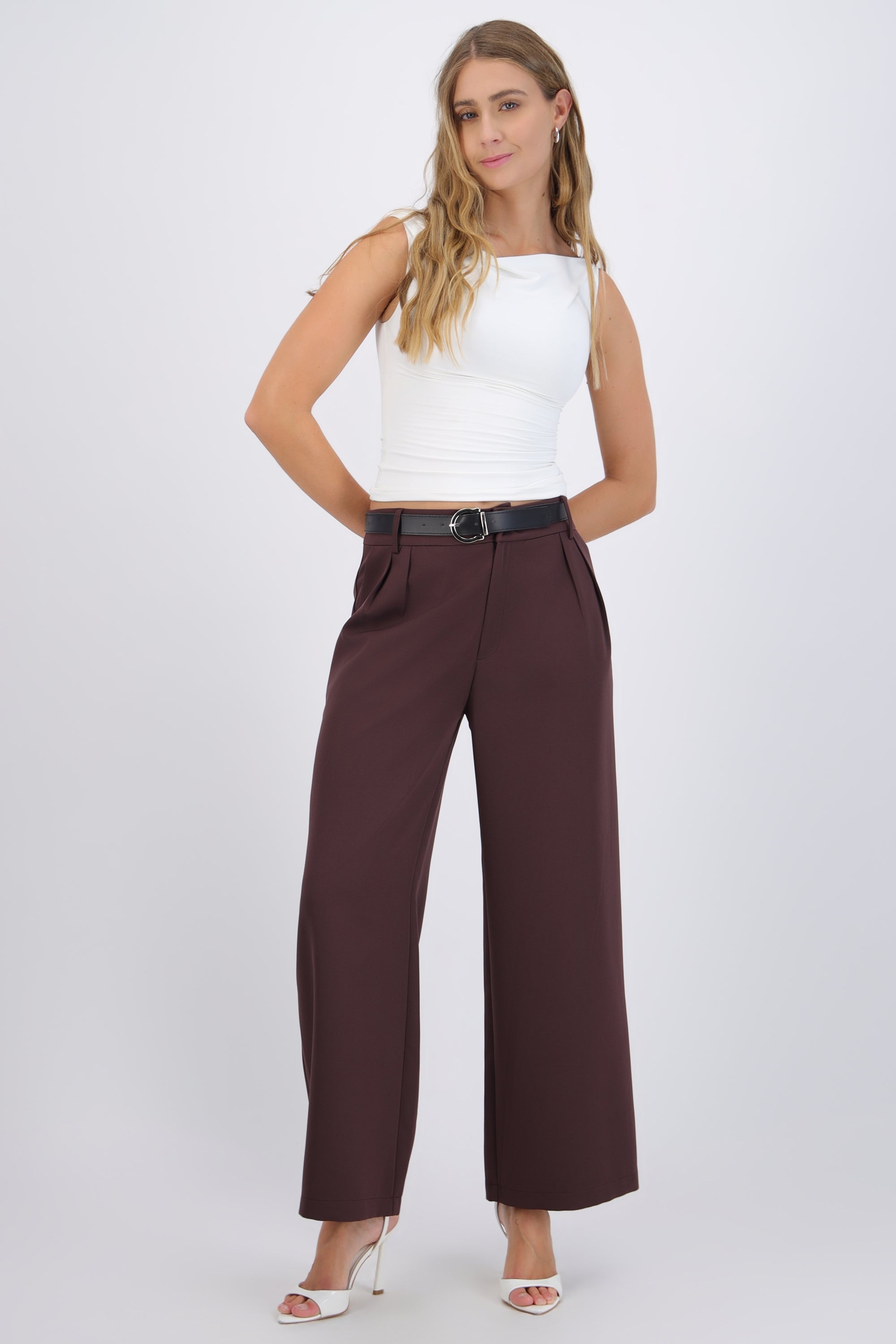Pantalón sastreado detalle cinturón