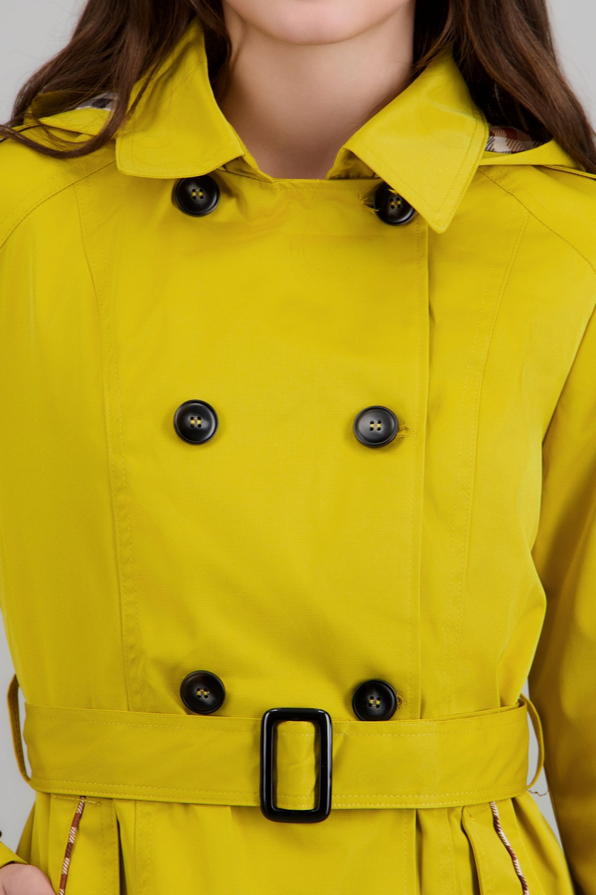 Trench con botones detalle cuadros MOSTAZA