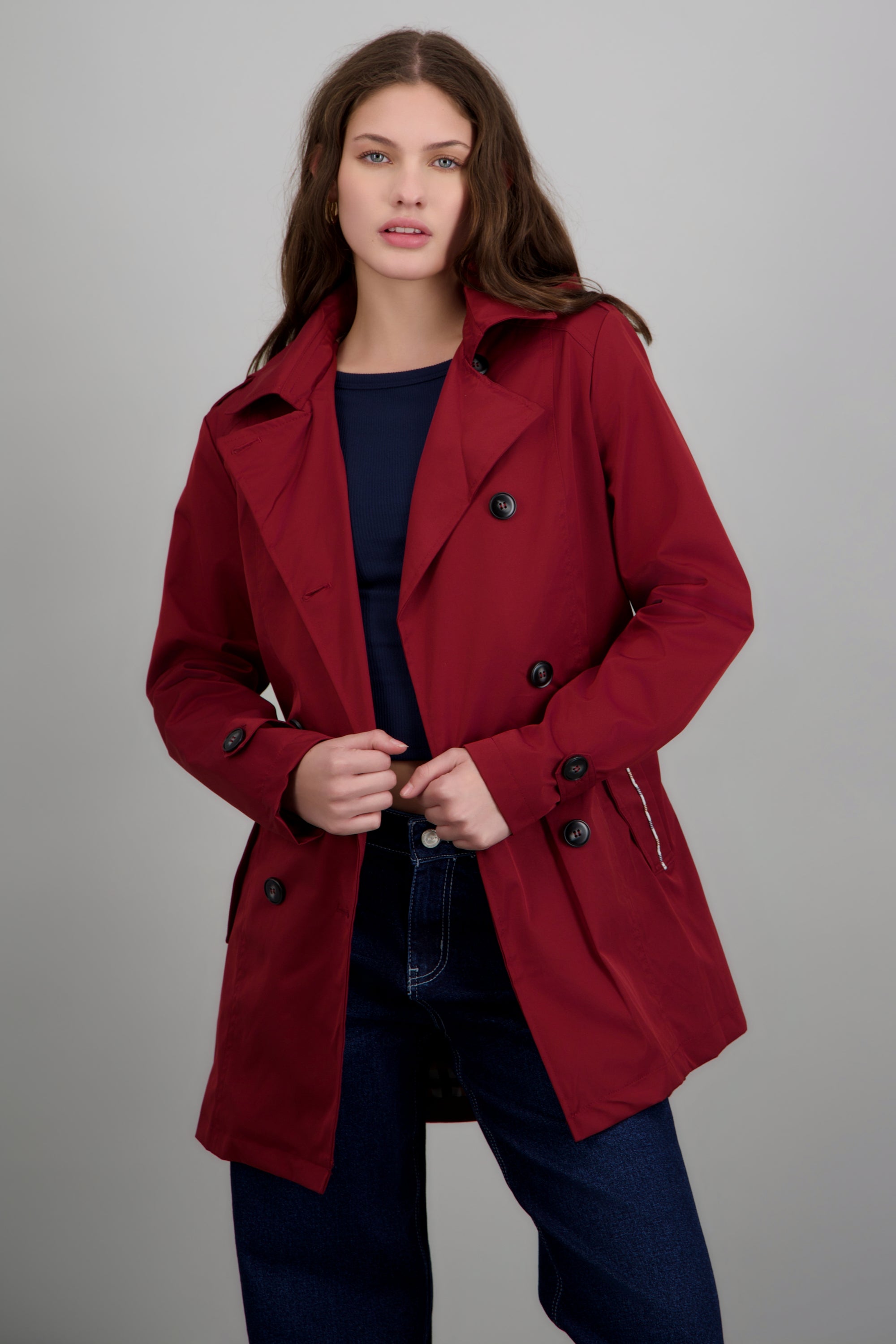 Trench con botones detalle cuadros VINO