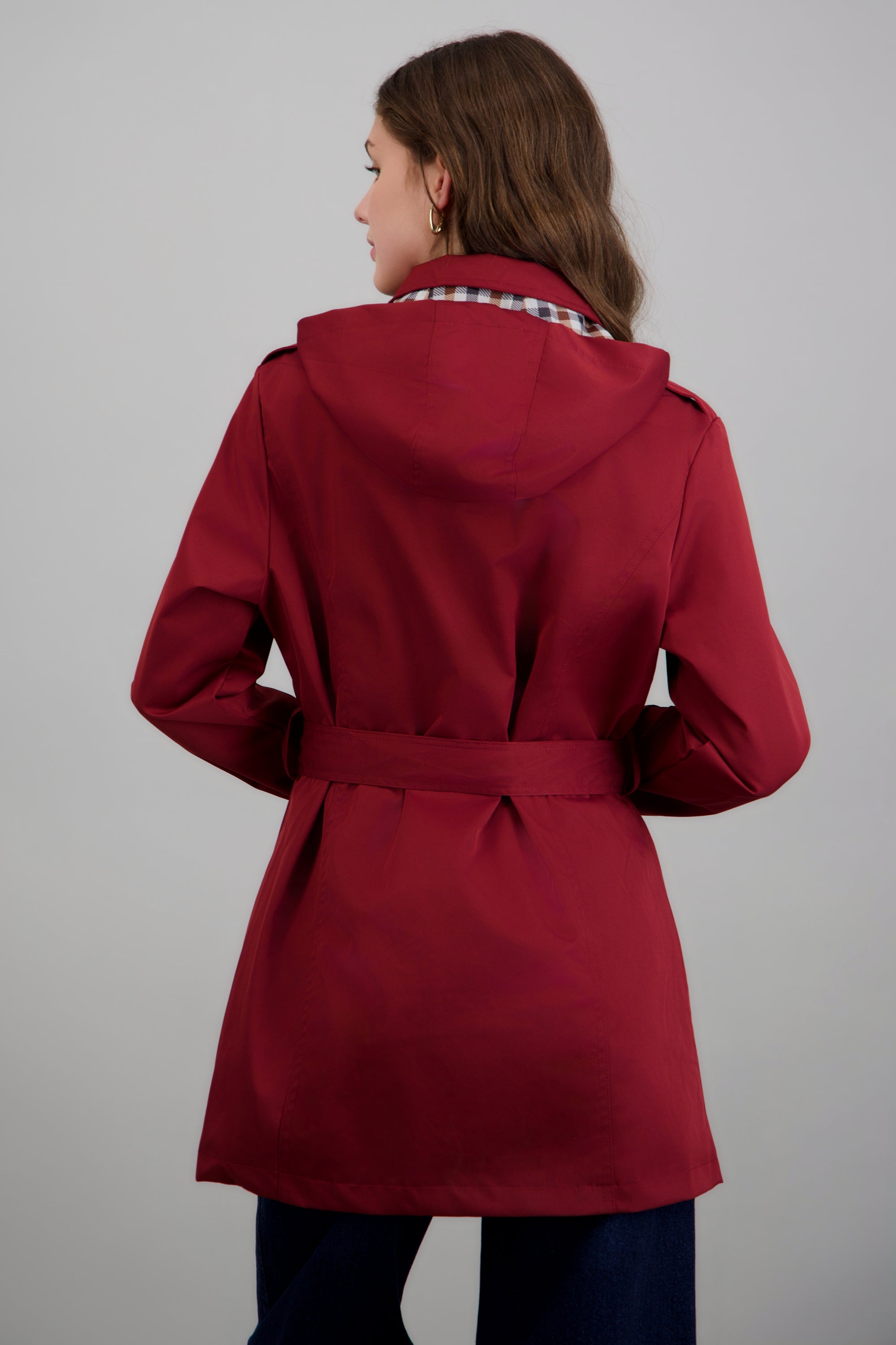 Trench con botones detalle cuadros VINO