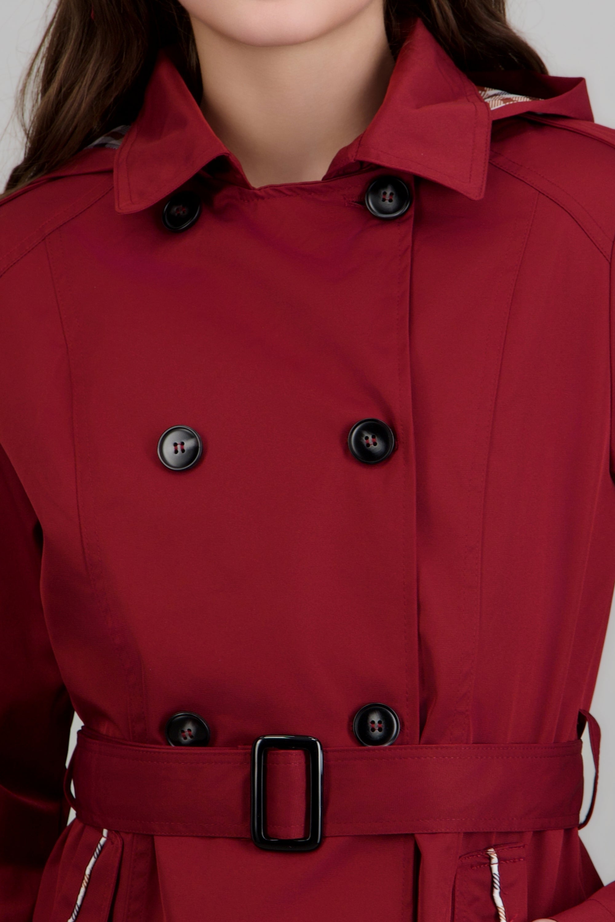 Trench con botones detalle cuadros VINO