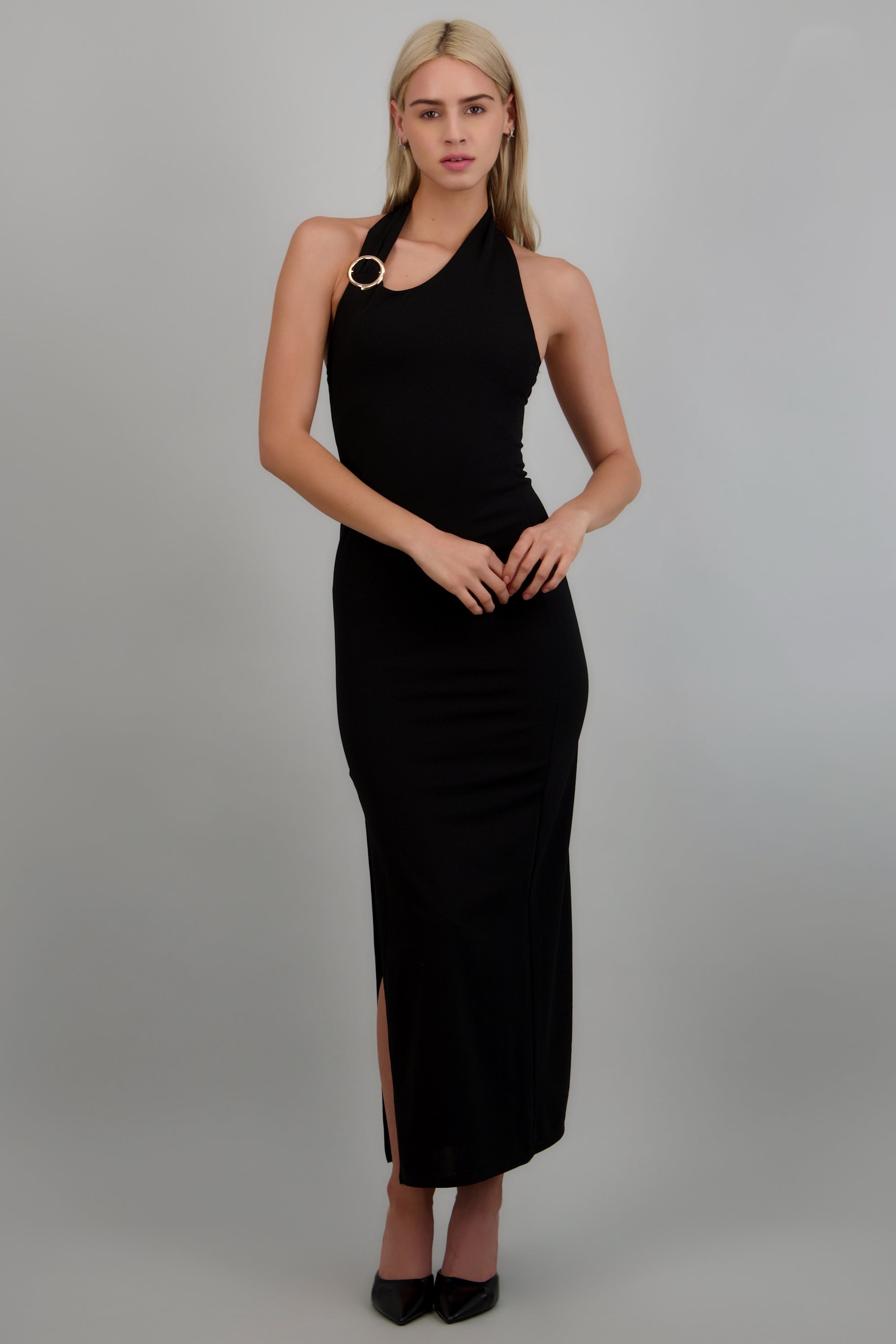 Vestido maxi escote asimetrico detalle broche NEGRO