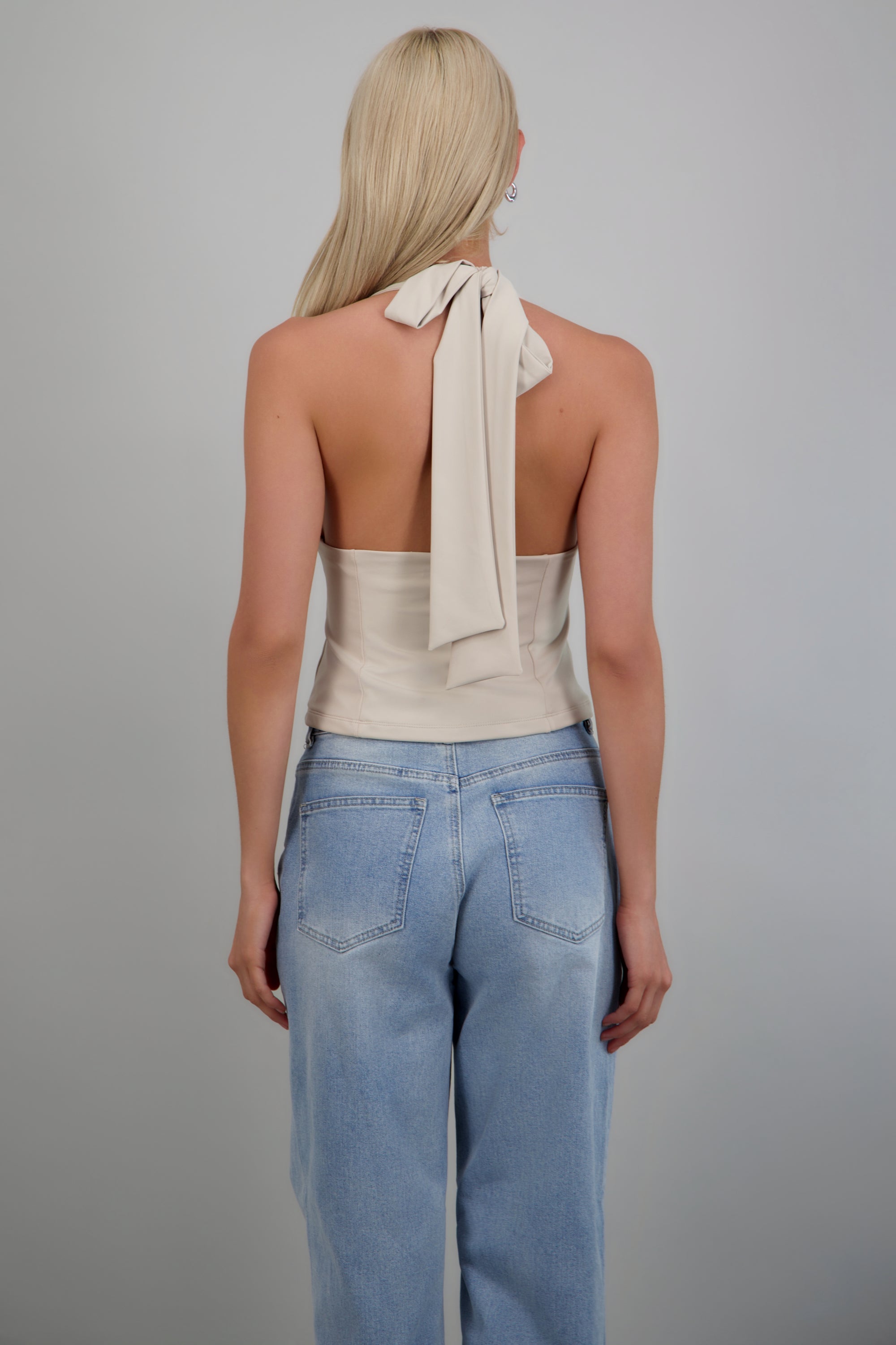 Top halter detalle cortes ajustados GREIGE