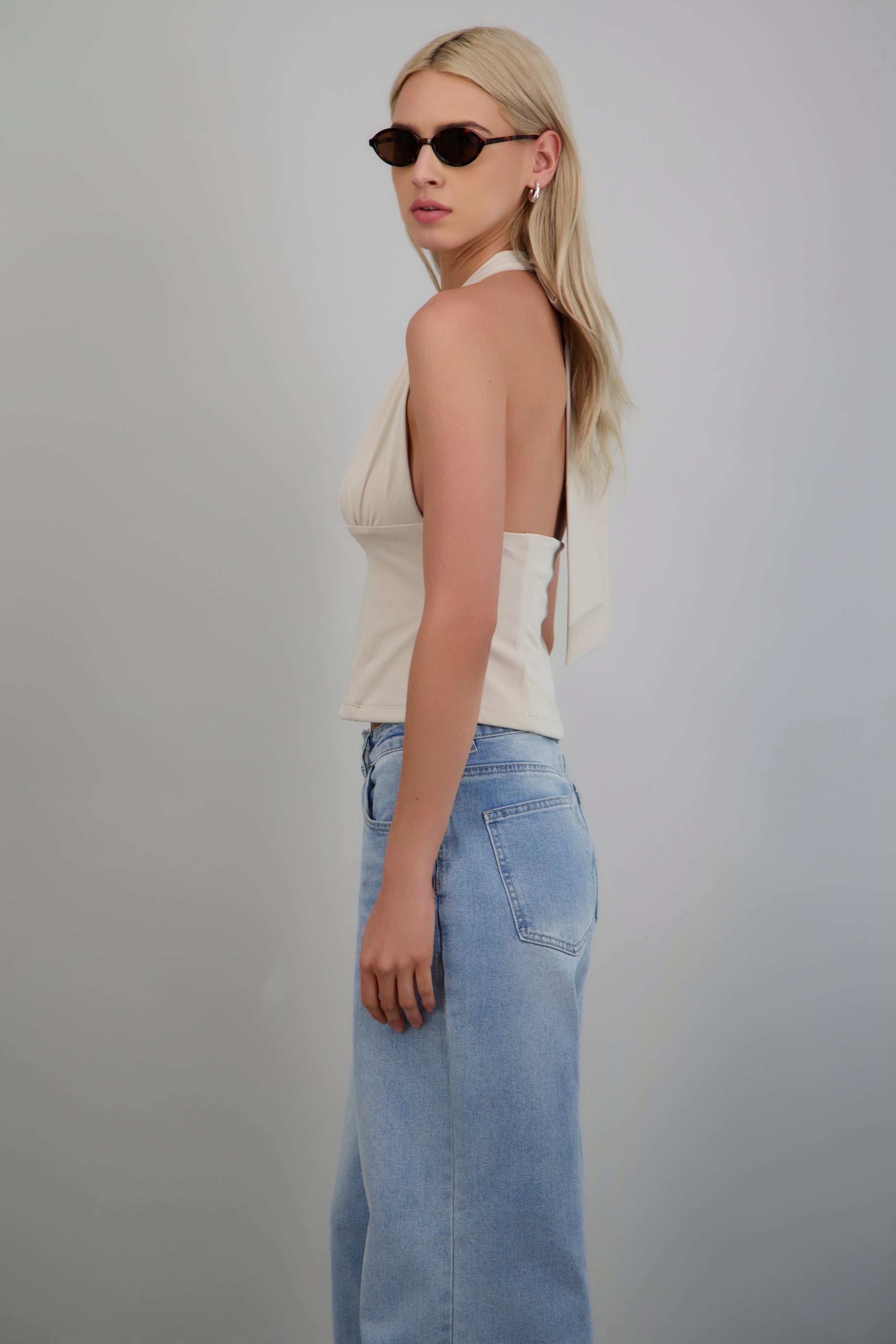 Top halter detalle cortes ajustados GREIGE