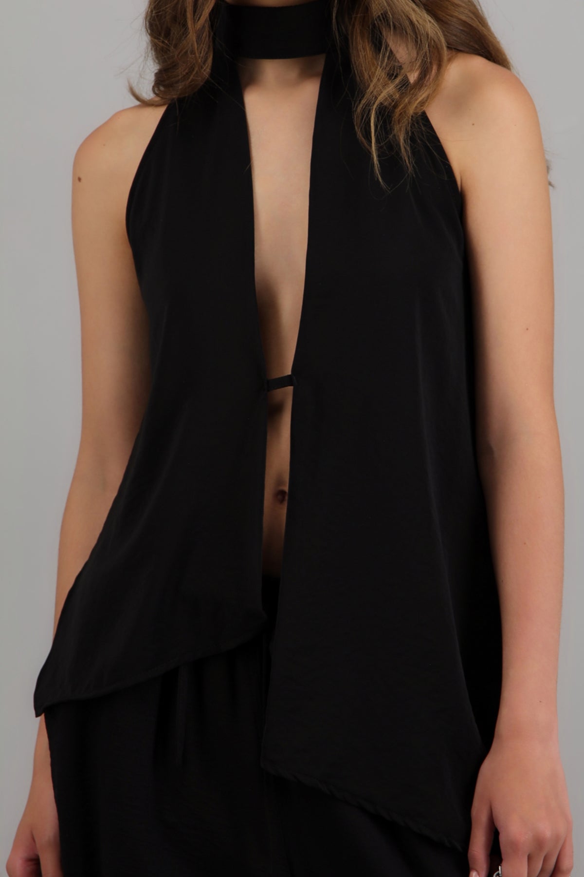 Blusa halter escote cascada espalda NEGRO