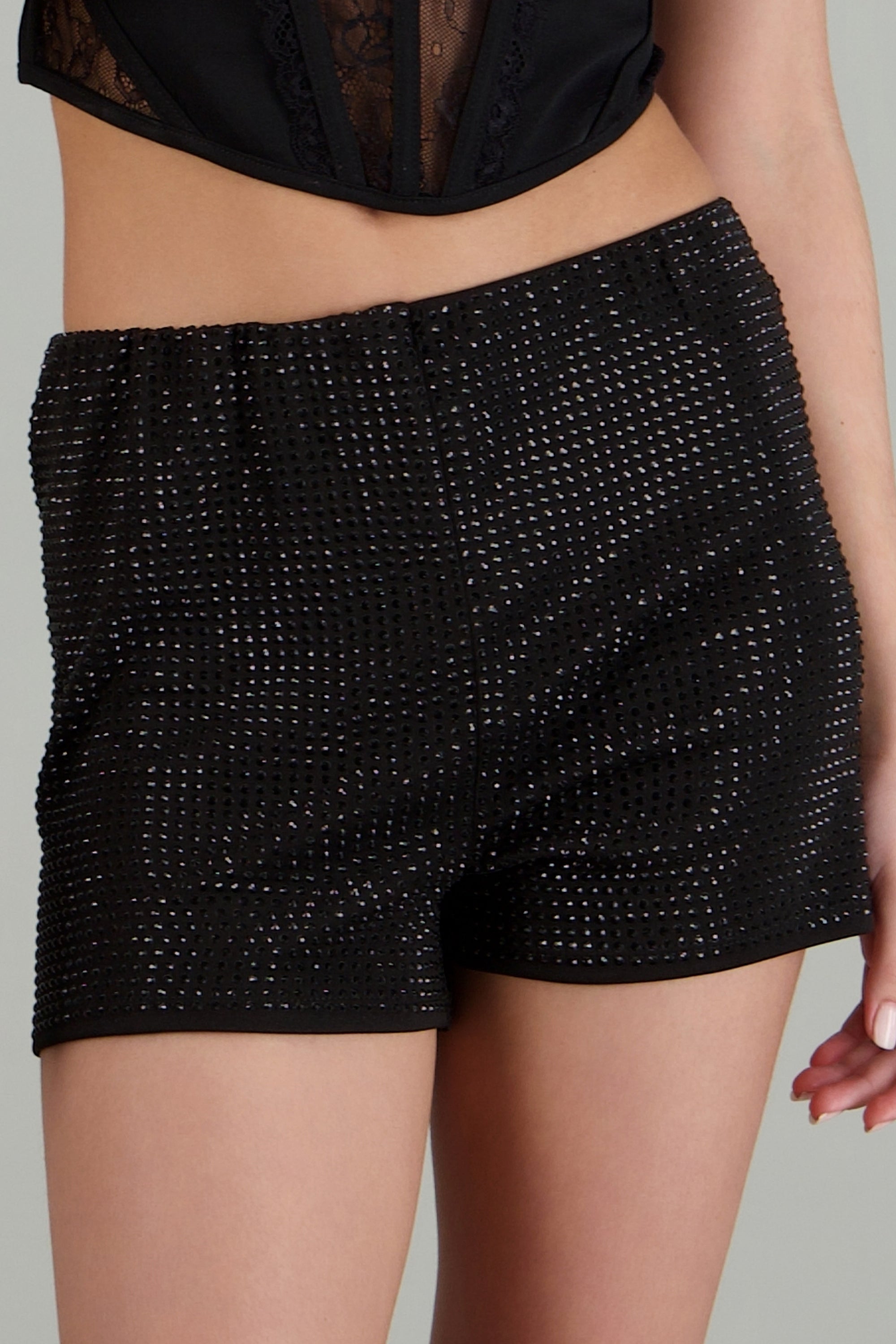 Short corto con aplicaciones brillos NEGRO
