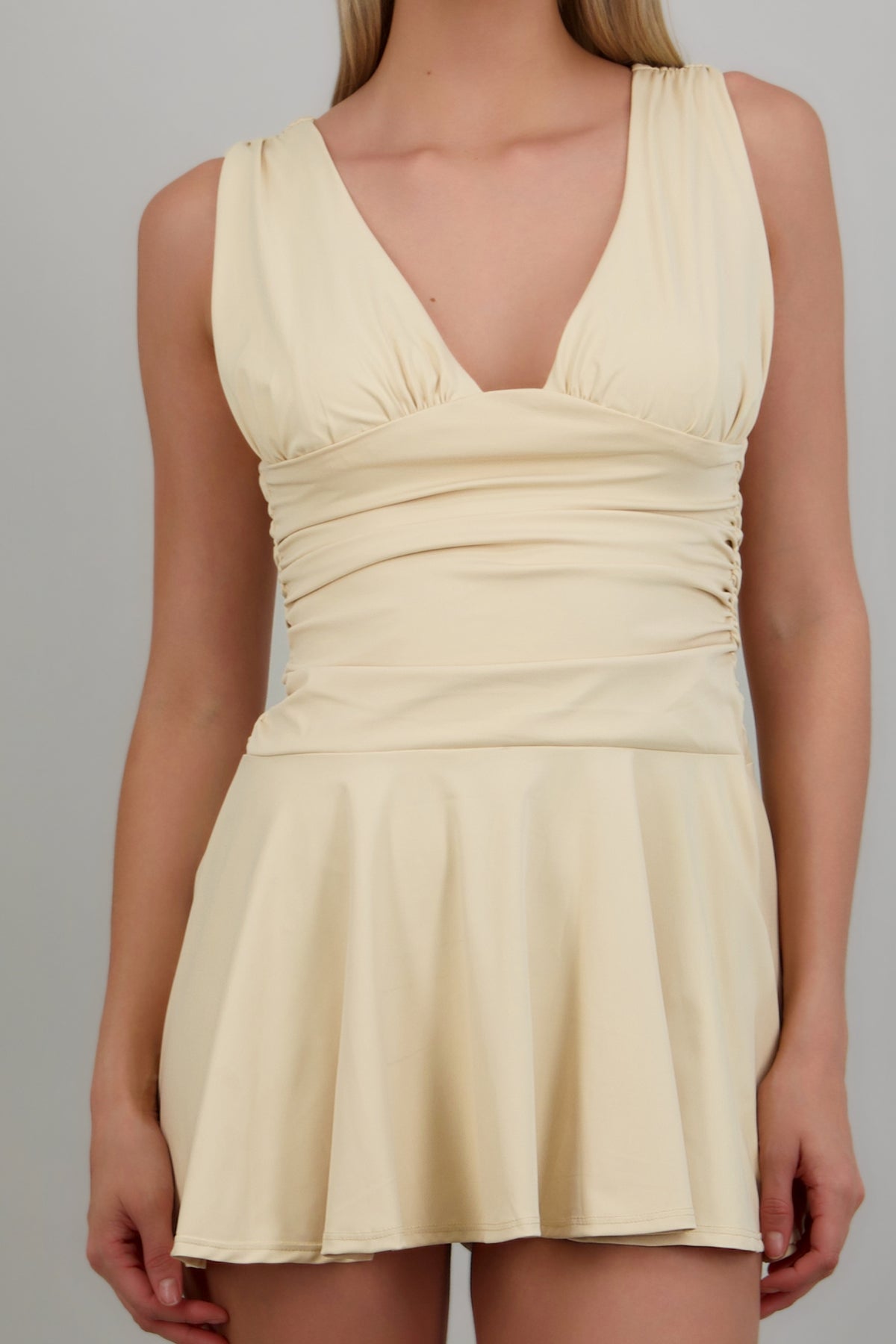 Vestido mini drapeado escote v ARENA