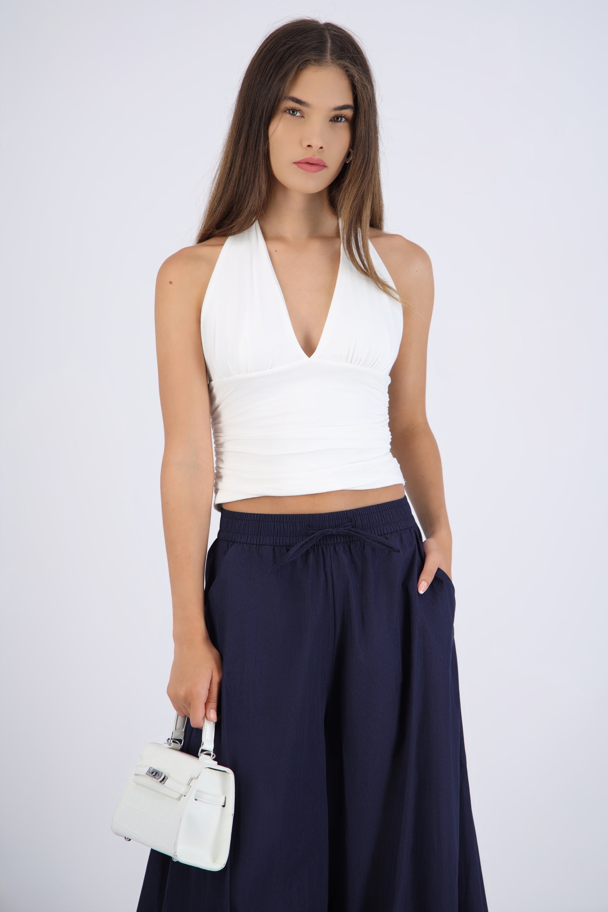 Top halter liso con pliegues