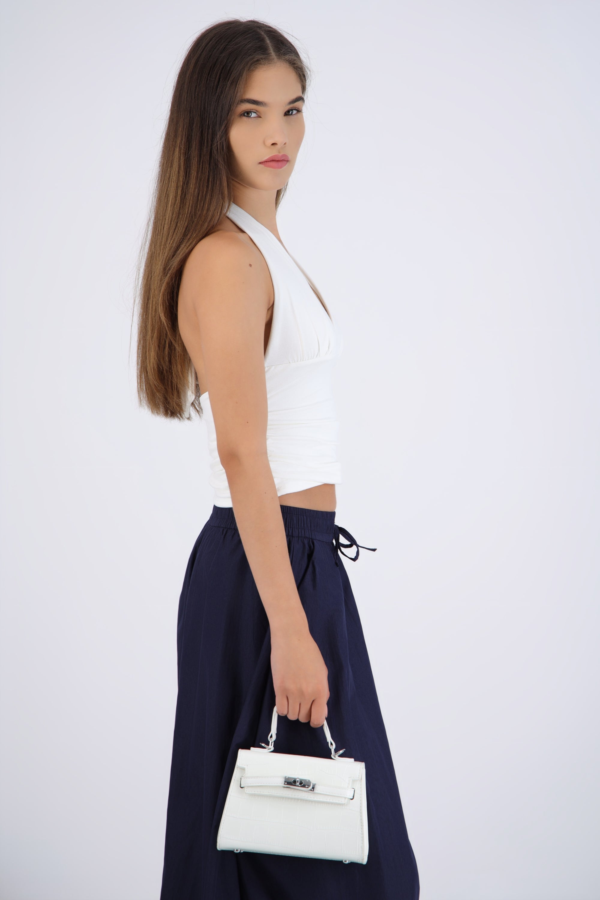 Top halter liso con pliegues