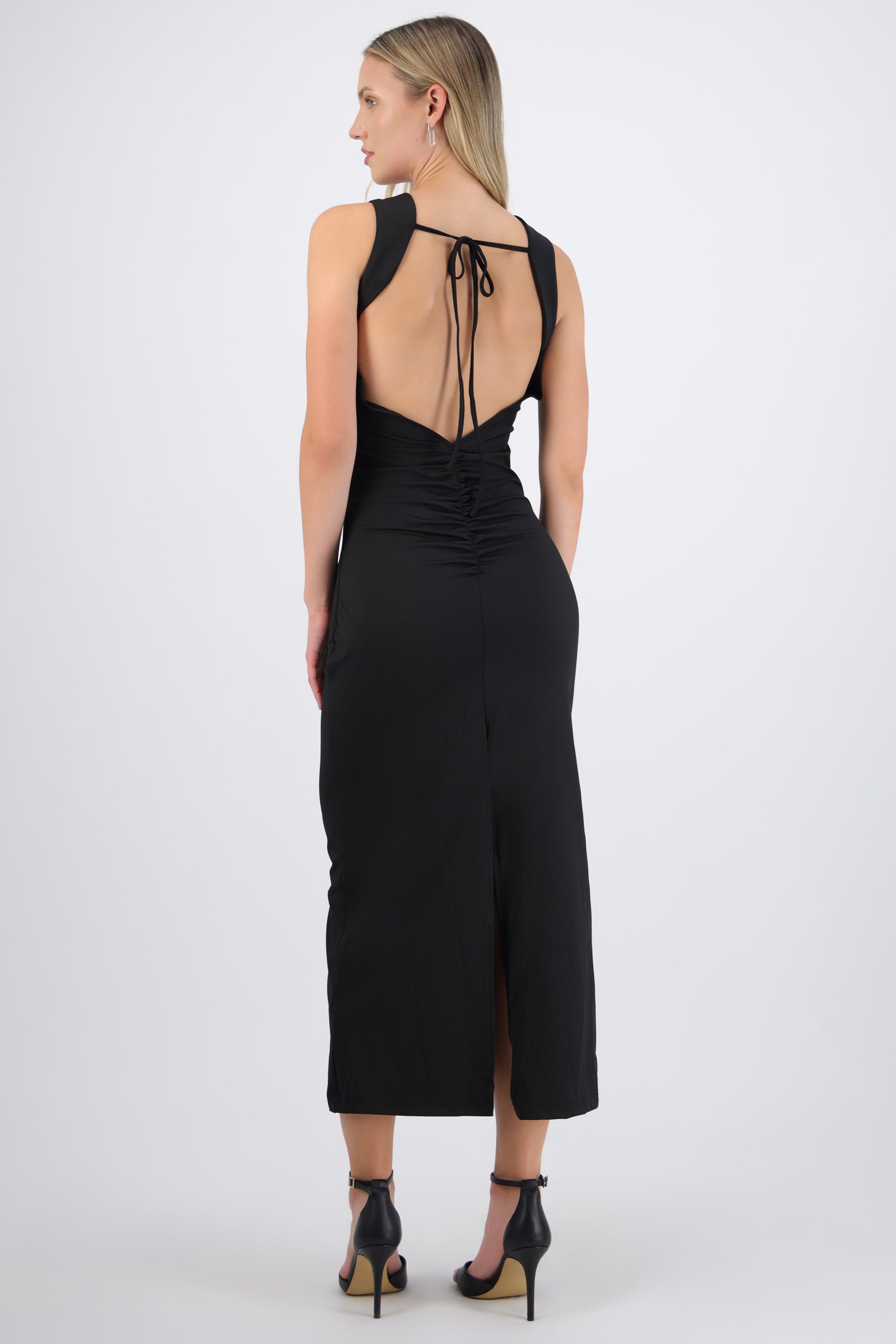 Vestido liso escote espalda
