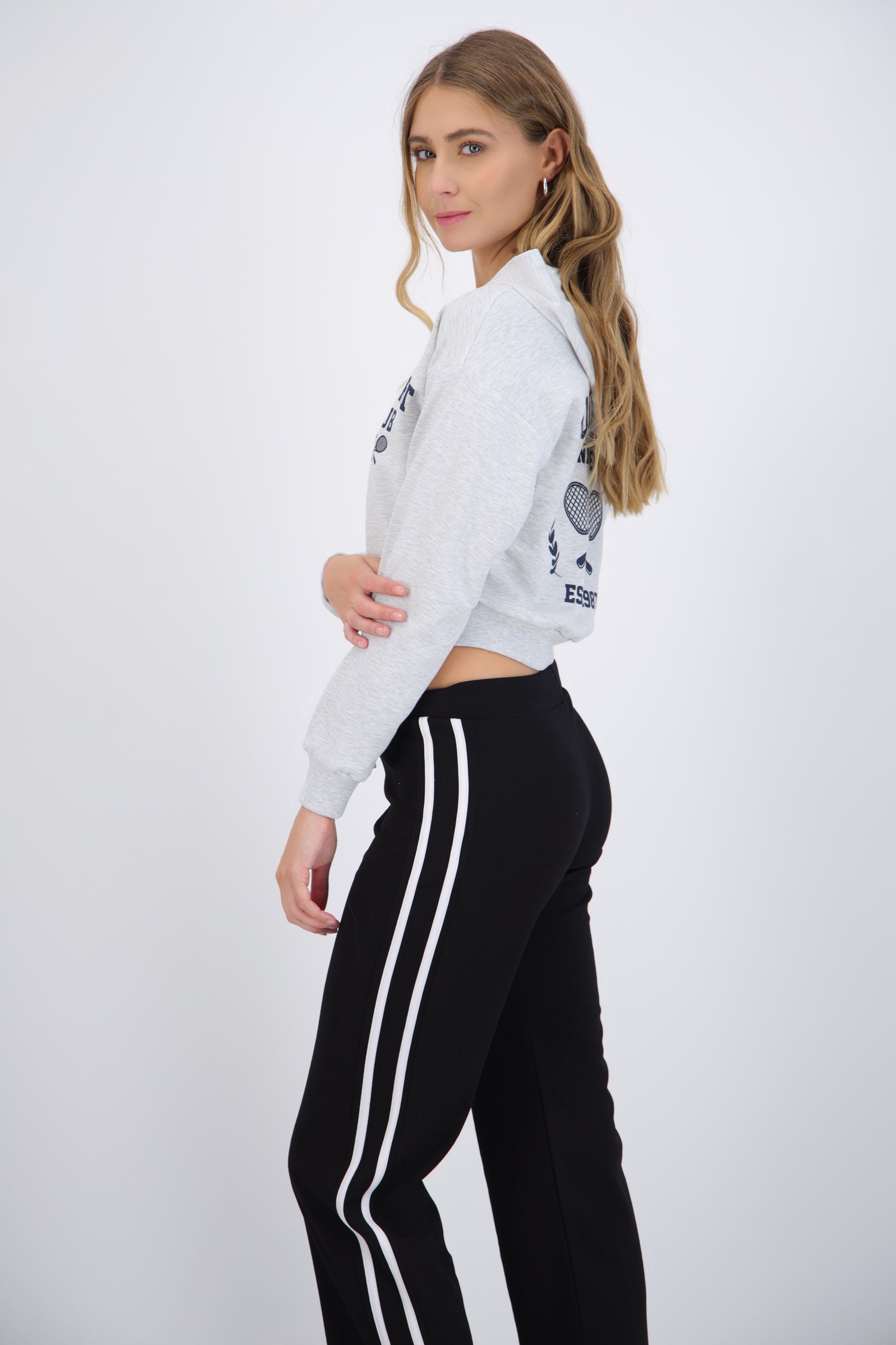 Sudadera crop estampado tenis