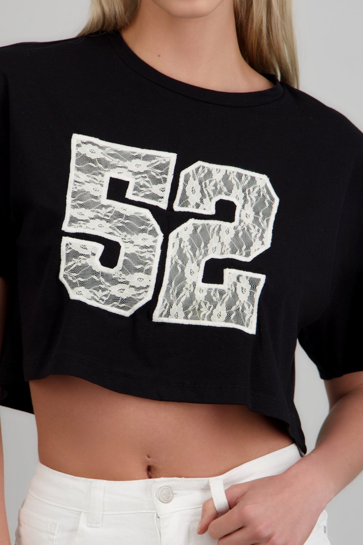 Playera boxy numeros encaje NEGRO
