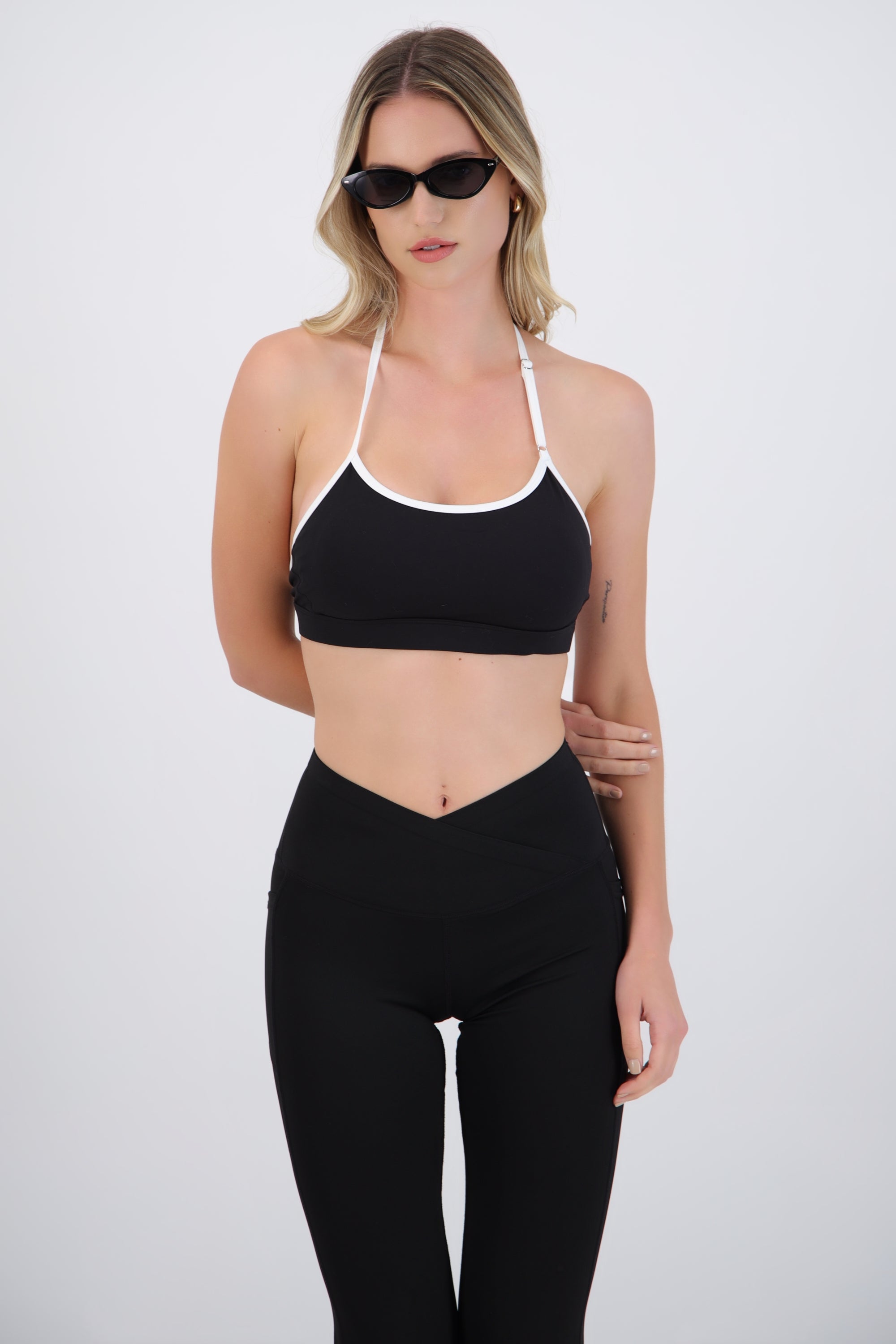 Top halter deportivo contraste